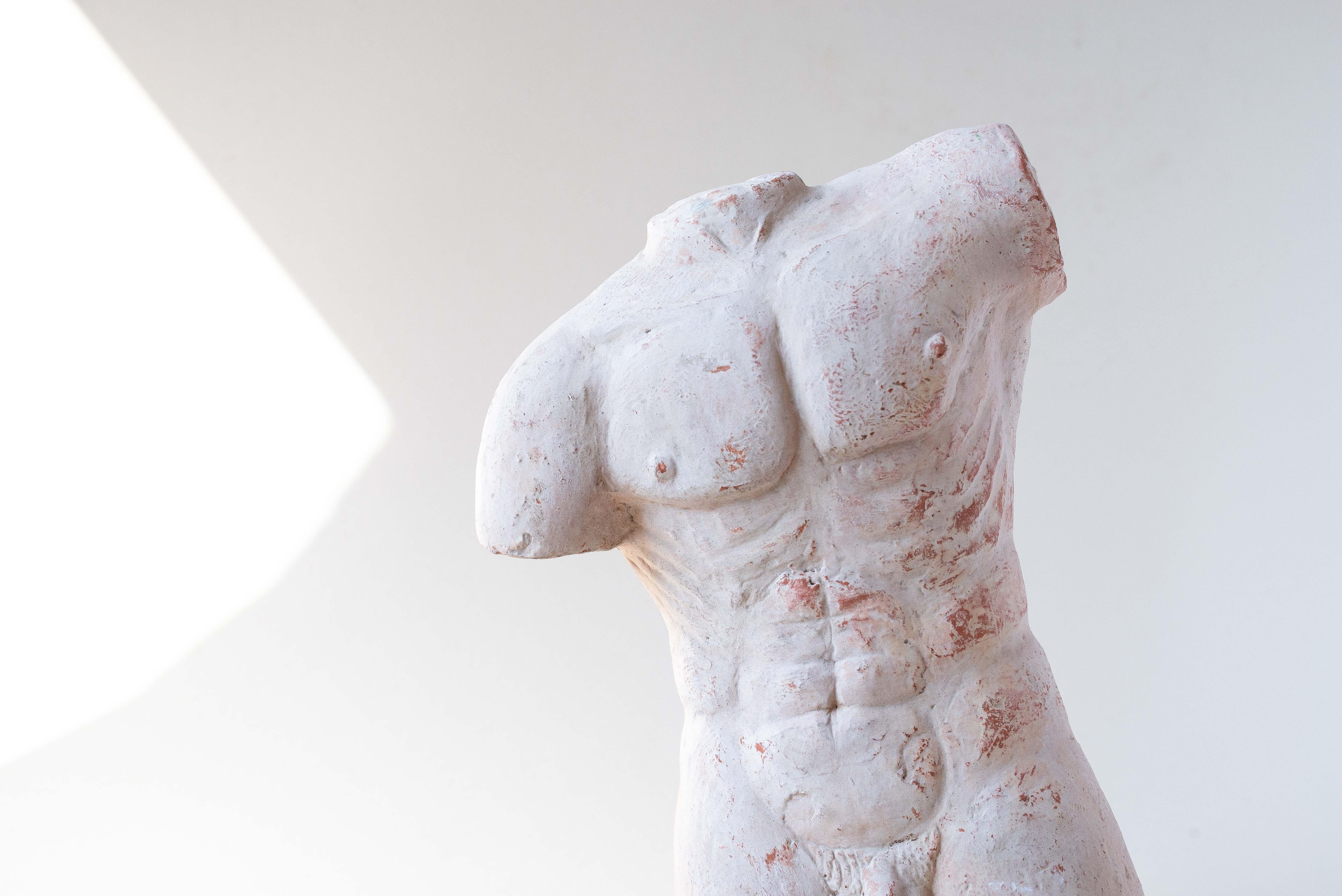 Buste sculpté en argile et plâtre, torse nu masculin, France, années 1960 Bon état - En vente à ROUEN, FR