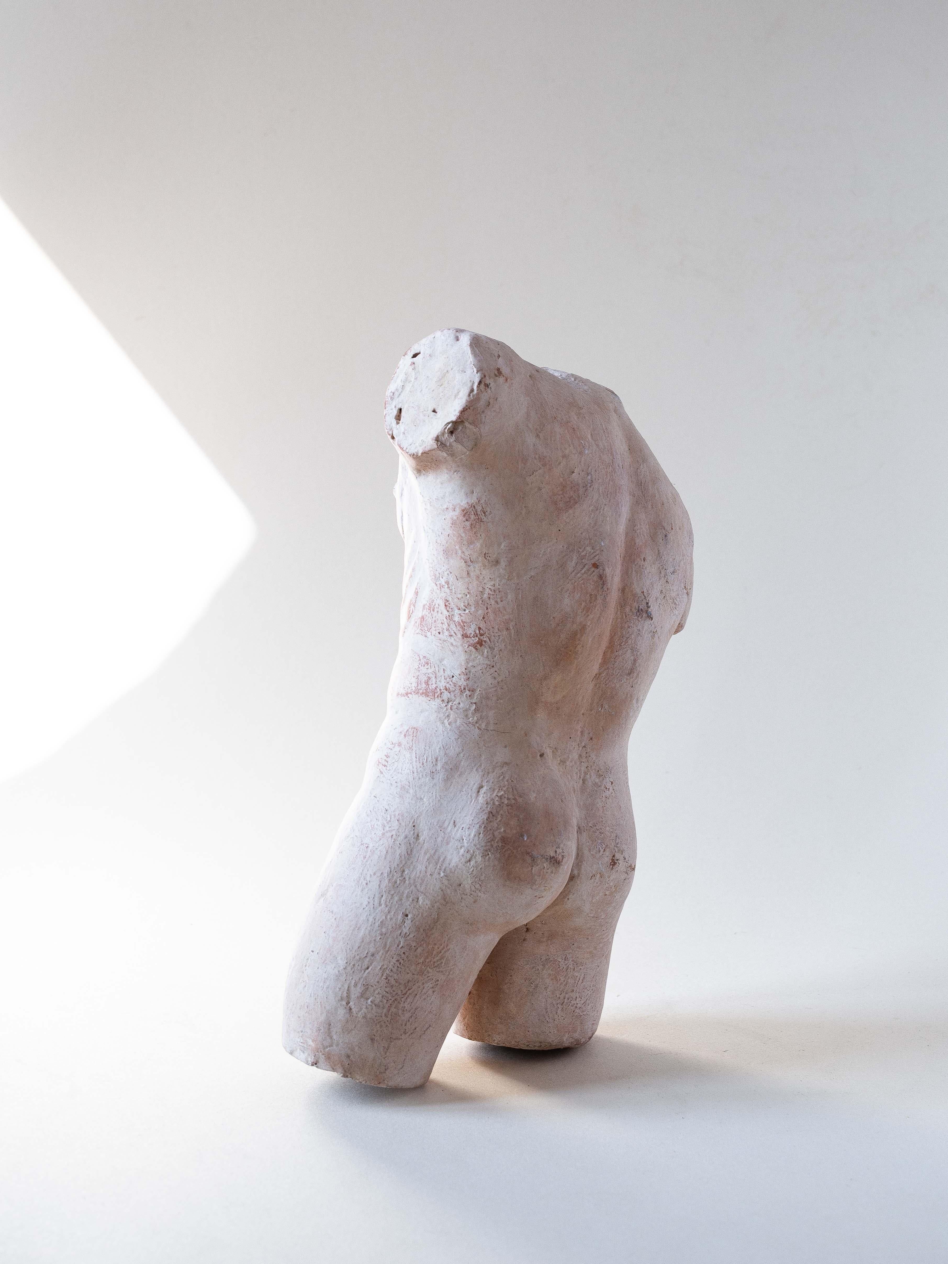 20ième siècle Buste sculpté en argile et plâtre, torse nu masculin, France, années 1960 en vente