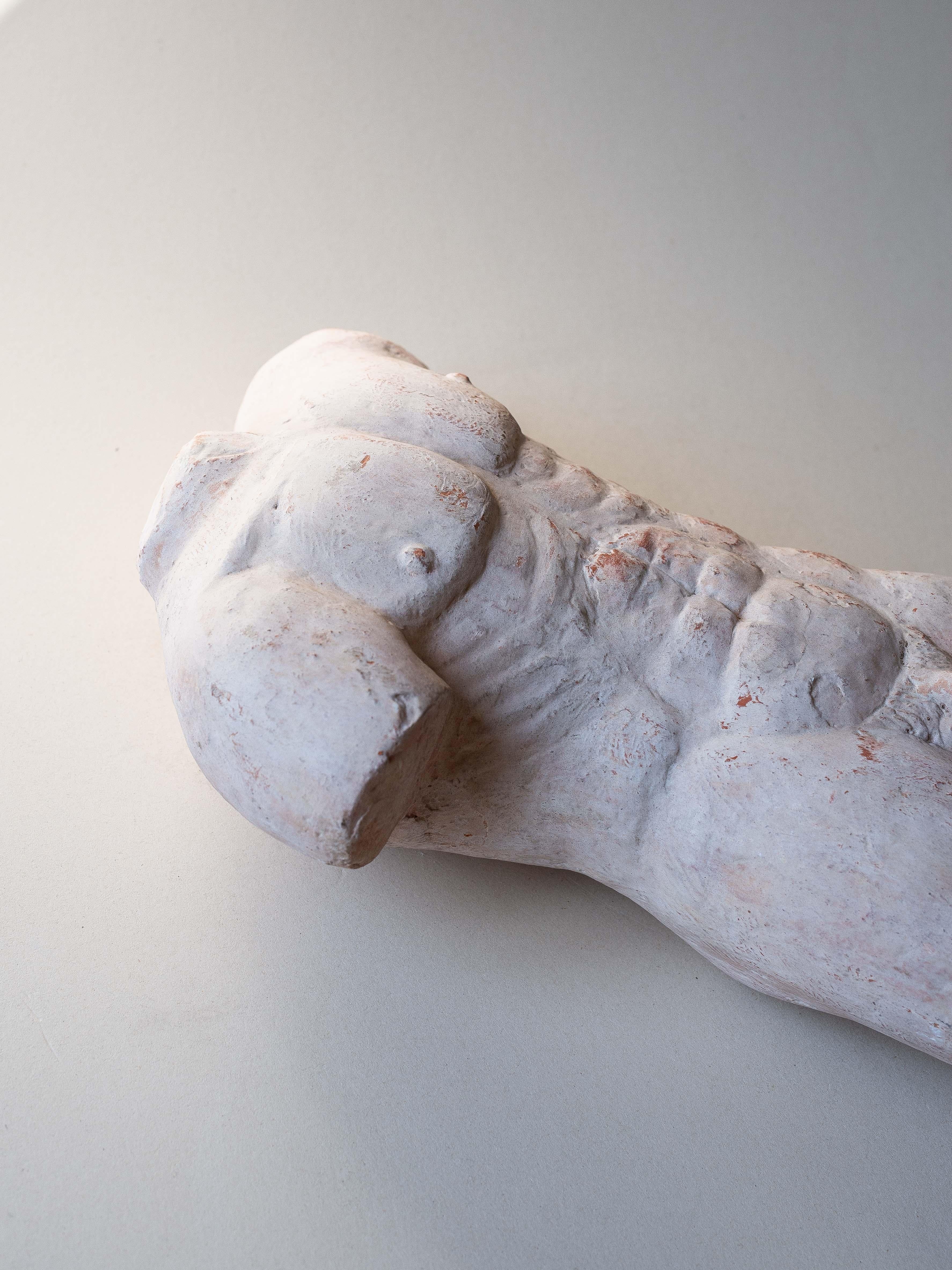 Plâtre Buste sculpté en argile et plâtre, torse nu masculin, France, années 1960 en vente