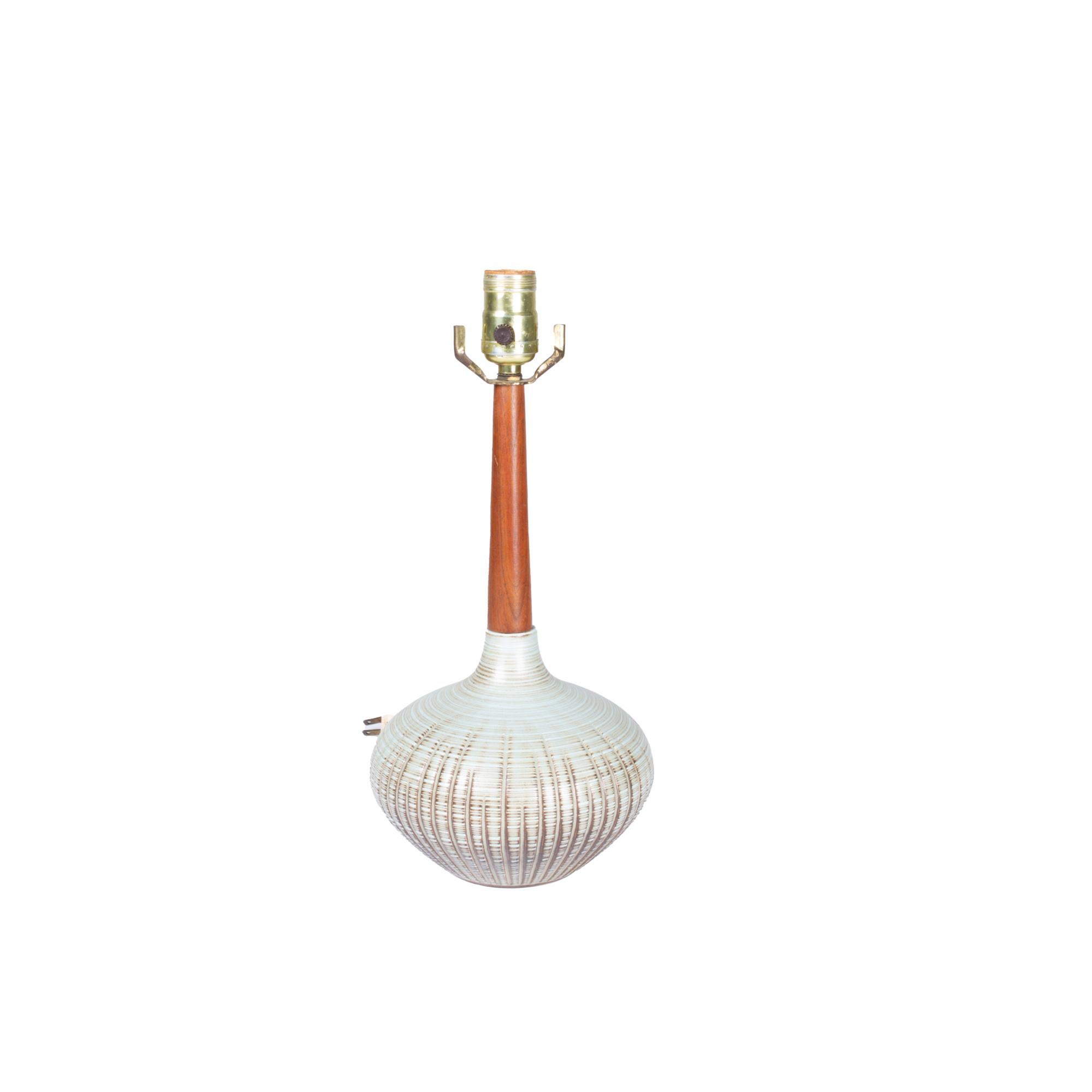 Lampes de table en terre cuite et noyer - paire

Chaque lampe mesure : 7 large x 7 profond x 15.5 pouces de haut

Cet ensemble est en excellente condition vintage avec quelques légères marques sur les surfaces en bois et en argile.

Nous prenons nos