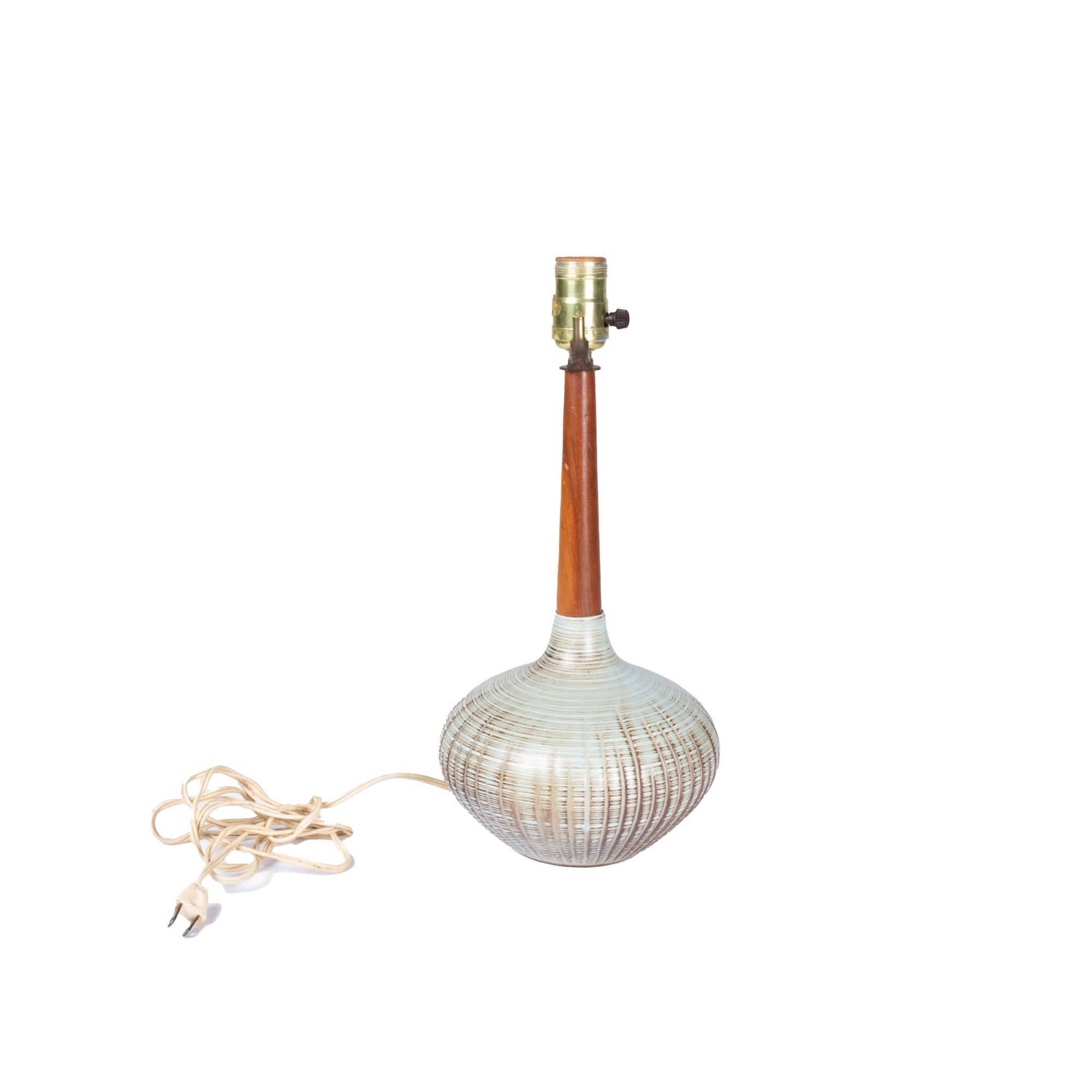 Moderne Paire de lampes de table en argile et noyer en vente