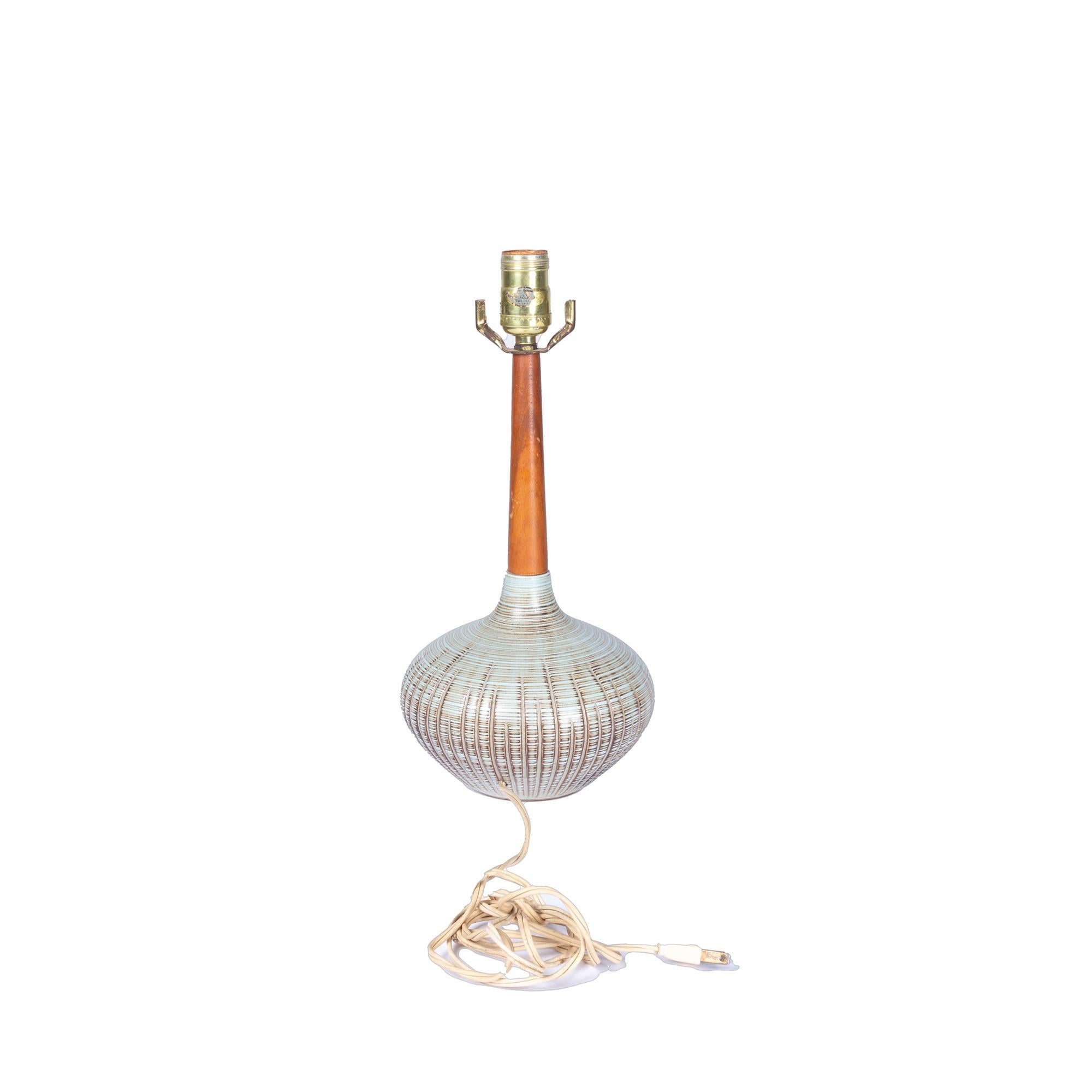 Américain Paire de lampes de table en argile et noyer en vente