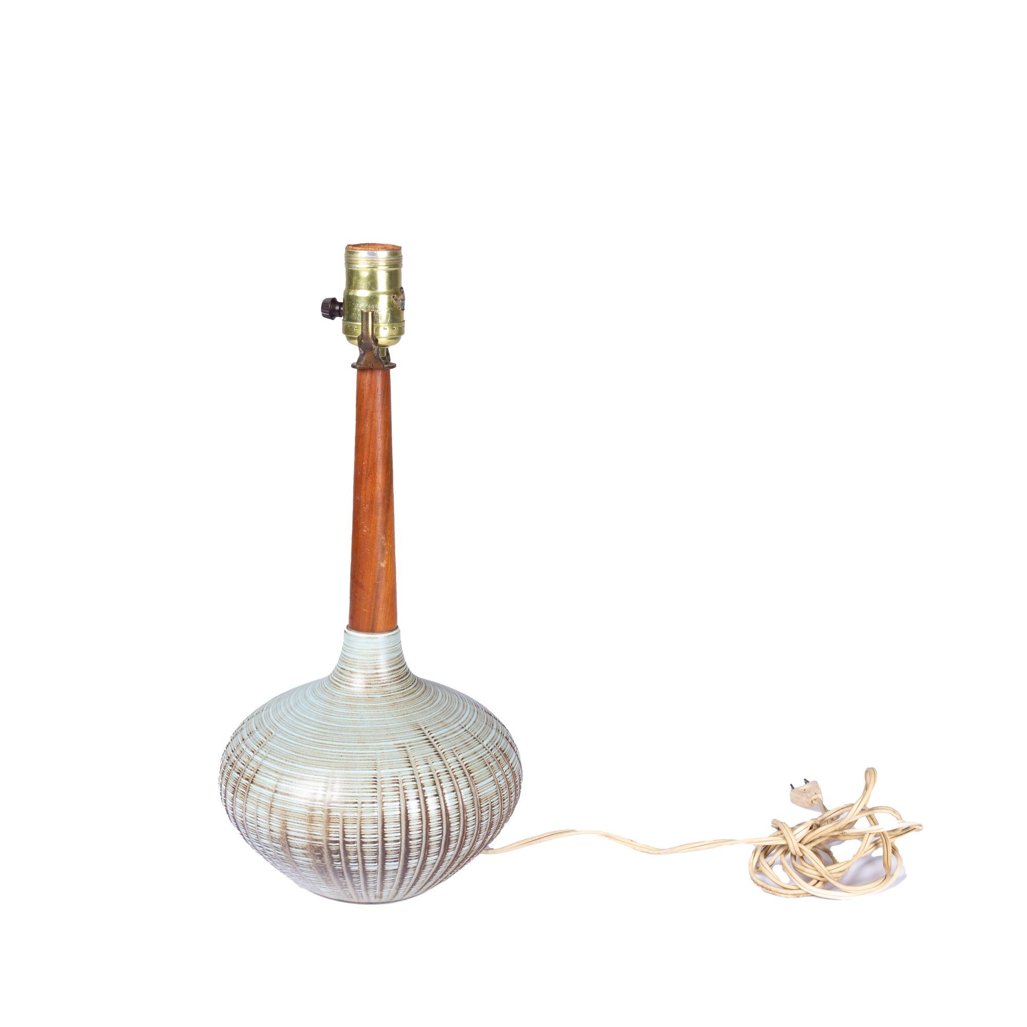 Paire de lampes de table en argile et noyer Bon état - En vente à Countryside, IL