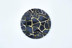 Clay Disc S.II, handgeformtes, vielseitiges Wandobjekt aus Eichenholz, zeitgenössisches Design