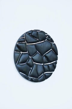 Clay Disc S.III, handgeformtes Wandobjekt aus Eiche, vielseitig einsetzbar, zeitgenössisches Design