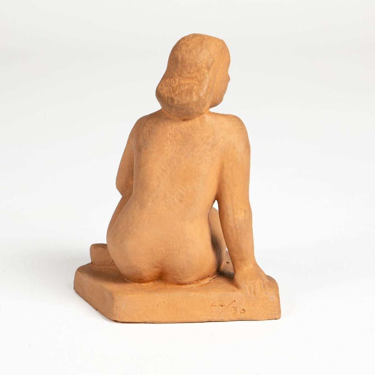 Bengt Lissegårdh (1912-1979).
Belle figure exécutée en terre cuite colorée, une femme nue assise dans une pose calme et naturelle, créée par le sculpteur suédois Bengt Lissegårdh.
Signé 