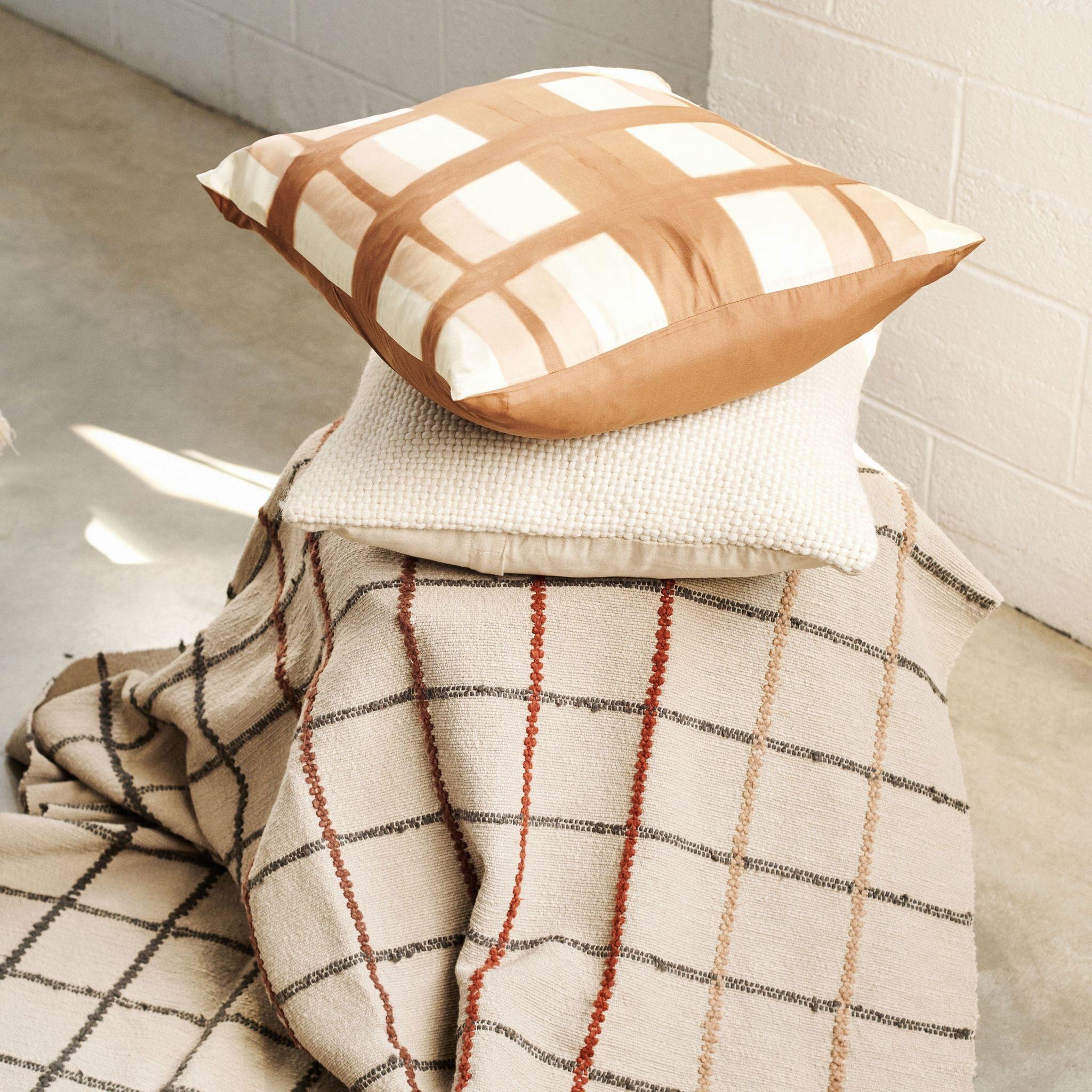 Clay Beige Brown Checks Pattern Handloom Modern Artisanal en vente 3