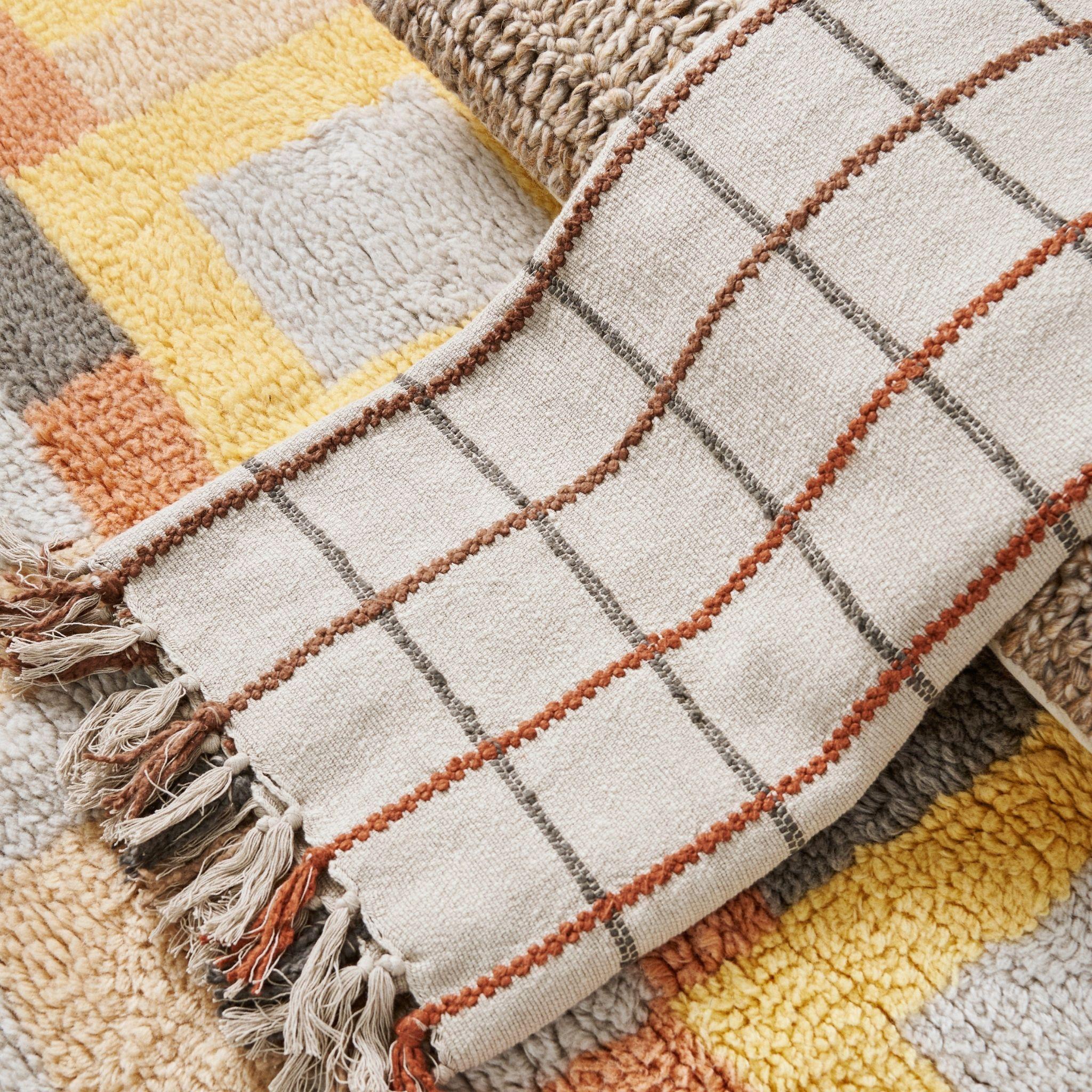 Clay Beige Brown Checks Pattern Handloom Modern Artisanal en vente 4