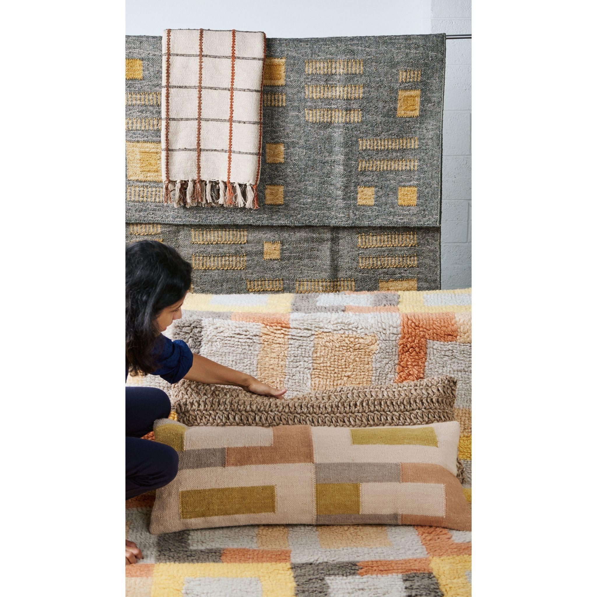 Clay Beige Brown Checks Pattern Handloom Modern Artisanal en vente 5