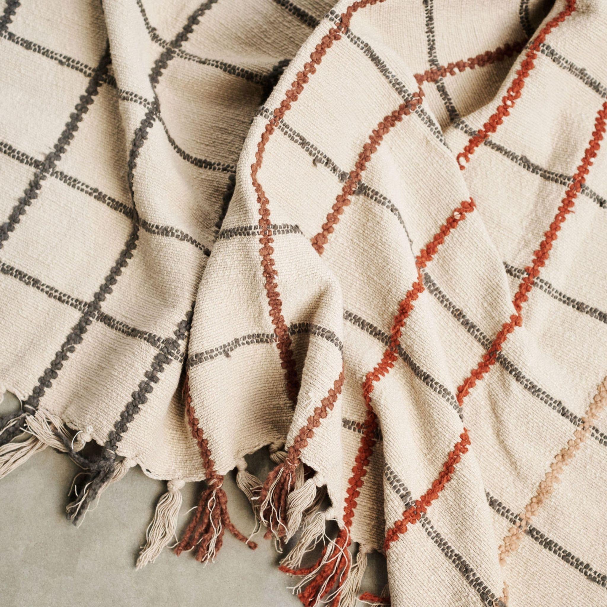 Contemporary Clay Handloom Checks Textured Weave Pure Cotton Weighted Throw / Bedspread For Sale