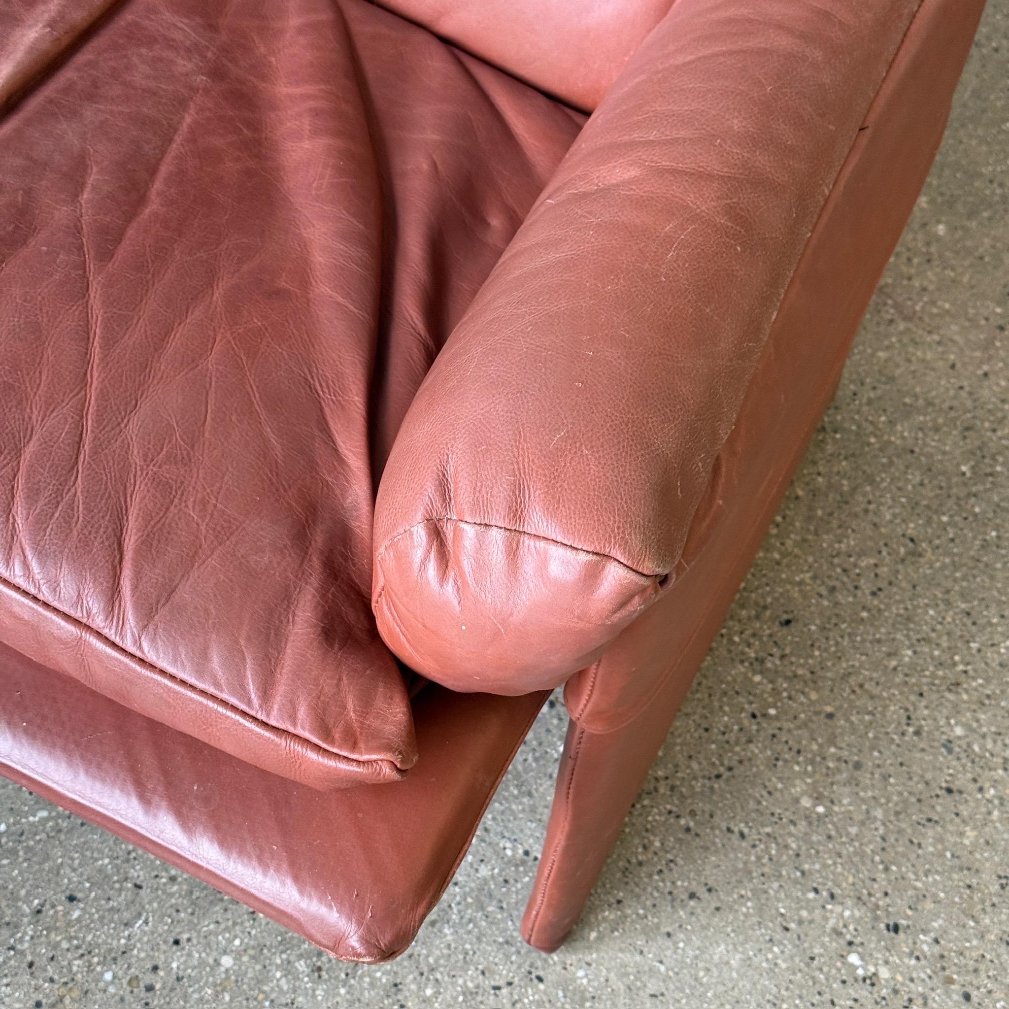 Mid-Century moderno Clay Leather Lounge Chair di Giovanni Offredi per Saporiti in vendita