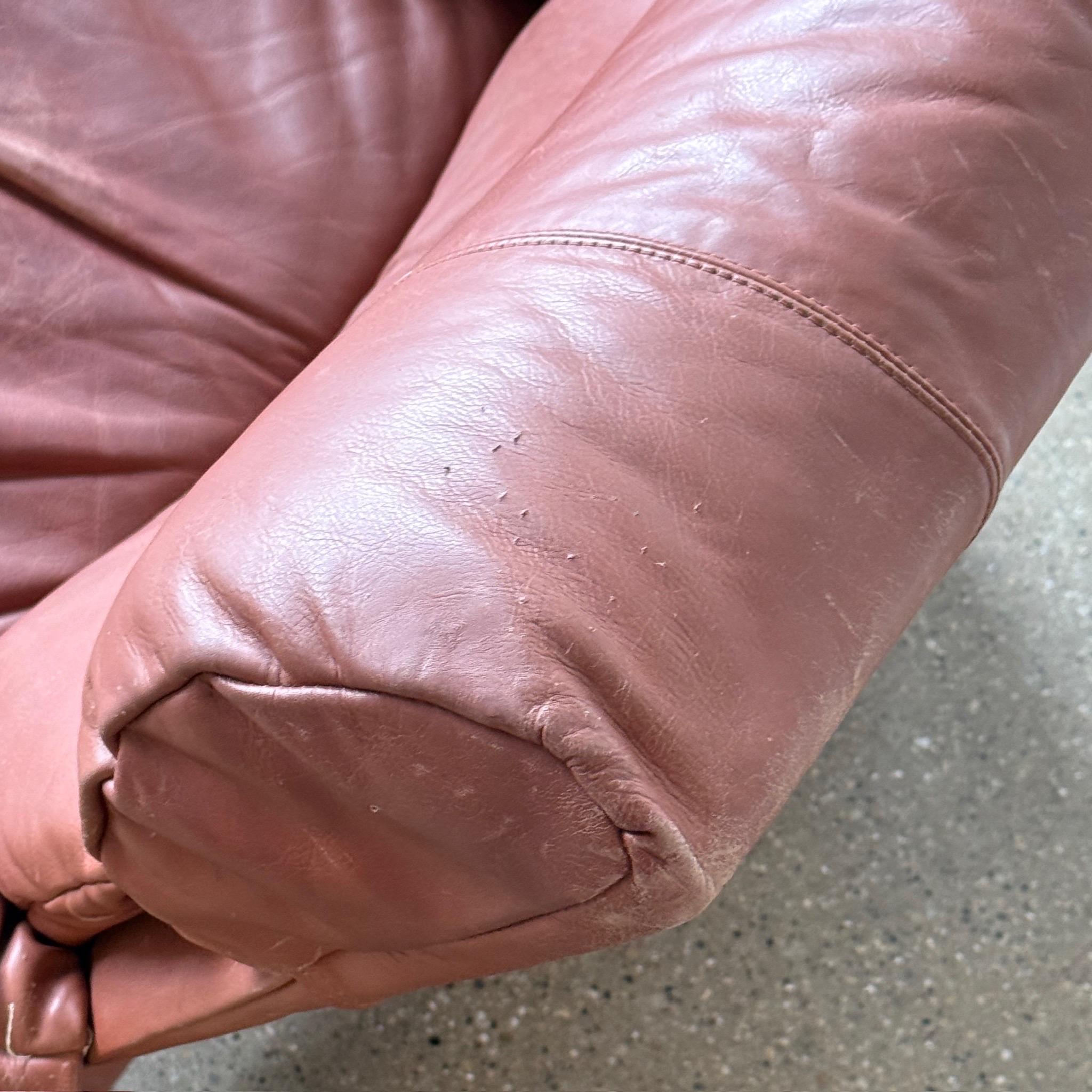 Clay Leather Lounge Chair di Giovanni Offredi per Saporiti In condizioni buone in vendita a Chicago, IL