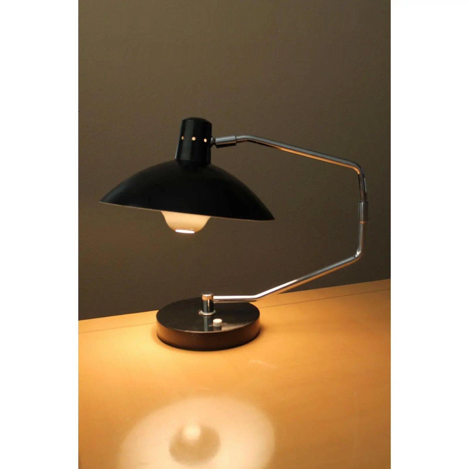 CLAY MICHIE FOR KNOLL
ARTICULATING SAUCER DESK LAMP
NO. 8
RARE
W/ BULB DIFFUSER

DIMENSIONS: Approximately 17