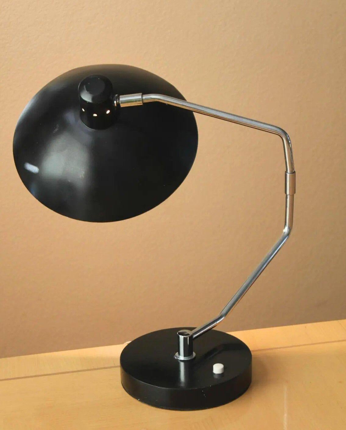 Knoll Clay Michie Swing Arm Saucer Schreibtischlampe, 1950er Jahre Mid Century Atomic MCM Deko-Schreibtischlampe (amerikanisch) im Angebot