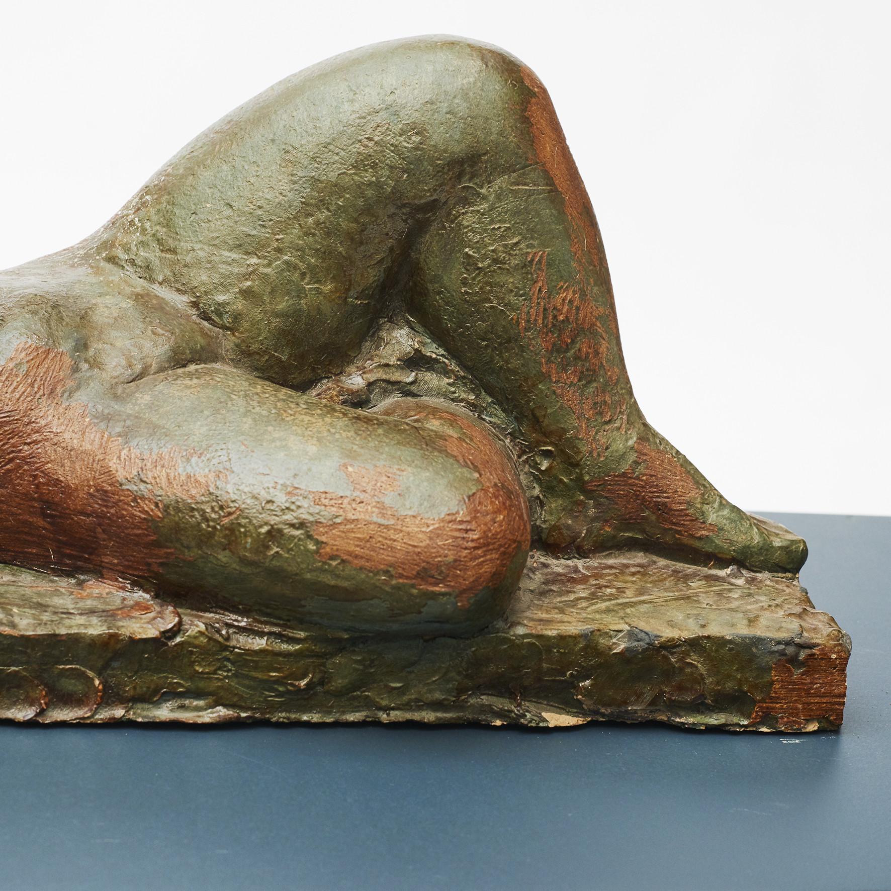 Skulptur aus Ton, nackte Frau, die Daunen liegt (Moderne)
