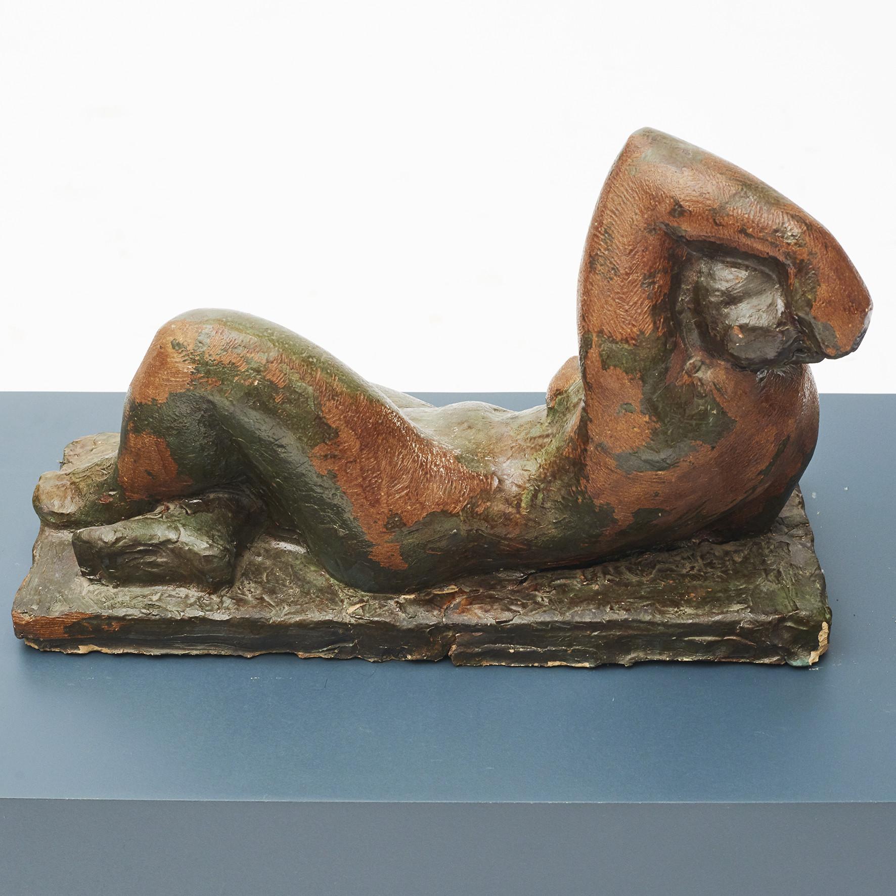 Skulptur aus Ton, nackte Frau, die Daunen liegt (20. Jahrhundert)