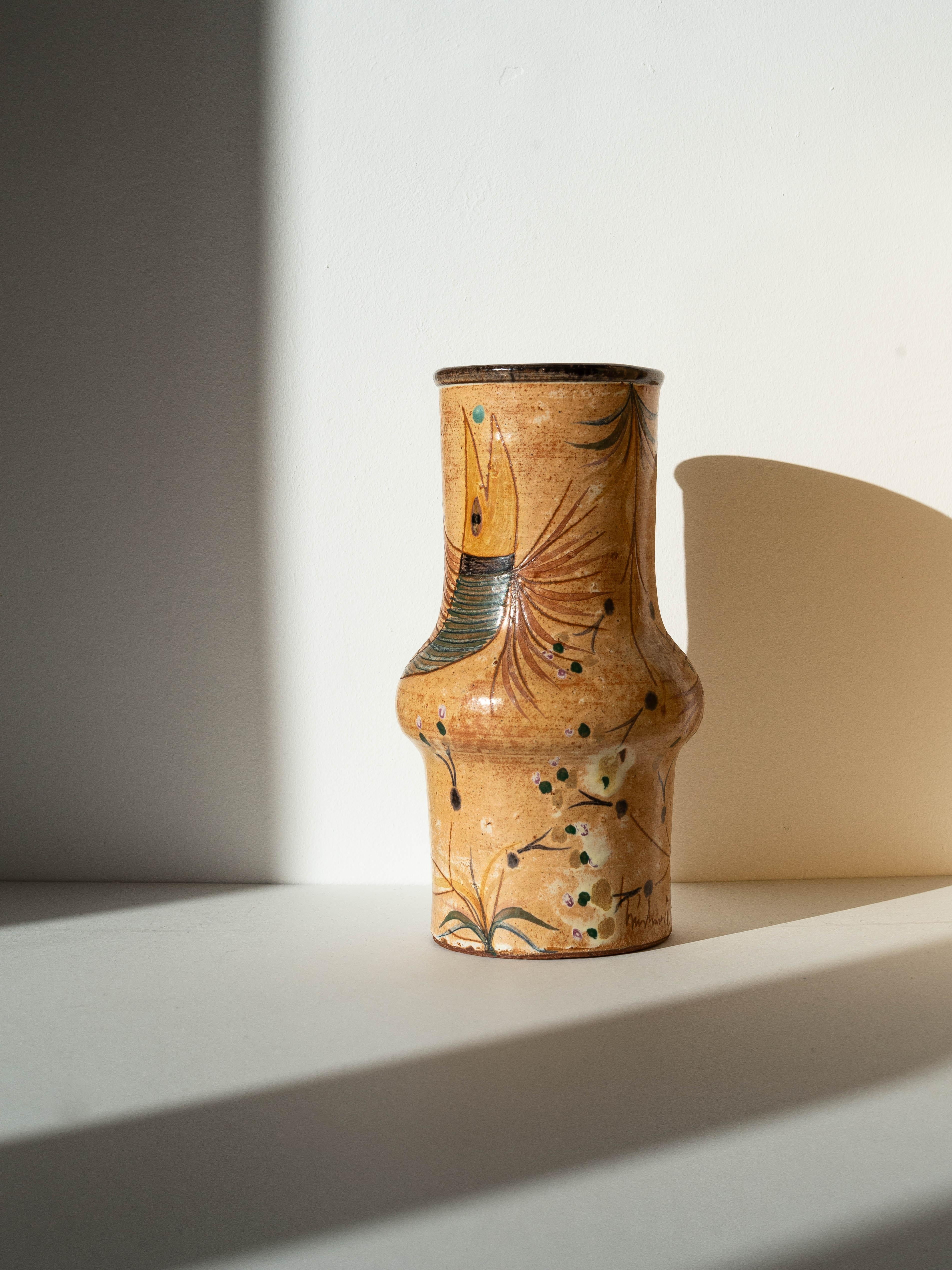 Tonvase Vögel & Pflanzen - Orange & Grüne Emaille - Keramikarte - Portugal 1970s

Wunderschönes Dekor auf dieser portugiesischen Vase von Ceramicarte Pottery Studio (siehe unten für weitere Informationen über den Hersteller).

Zart handgemalte Vögel