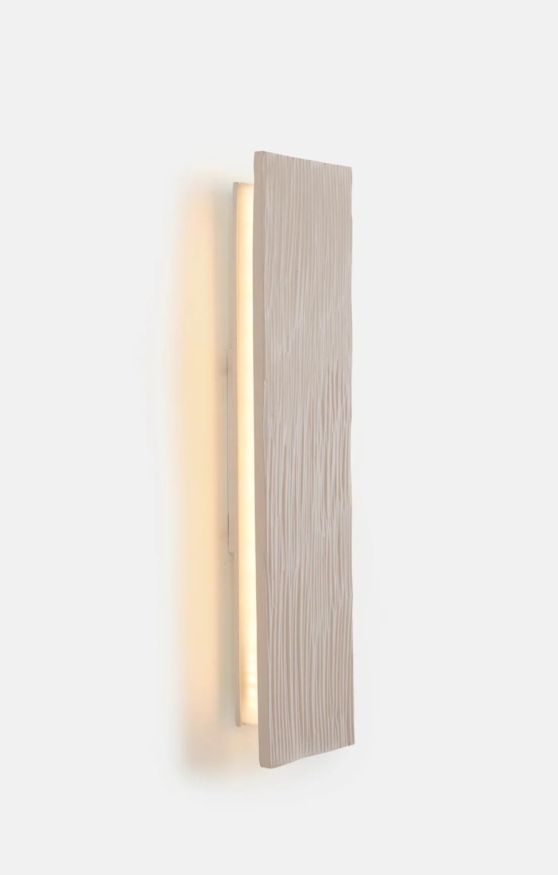 Lámpara vertical de arcilla by Hatsu
Dimensiones: P 5,8 x An 11 x Al 44,5 cm
Materiales: Cerámica, metal.

Disponible en colores azul o arcilla.

Todas nuestras lámparas pueden cablearse según cada país. Si se vende a EE.UU., se cableará para ese
