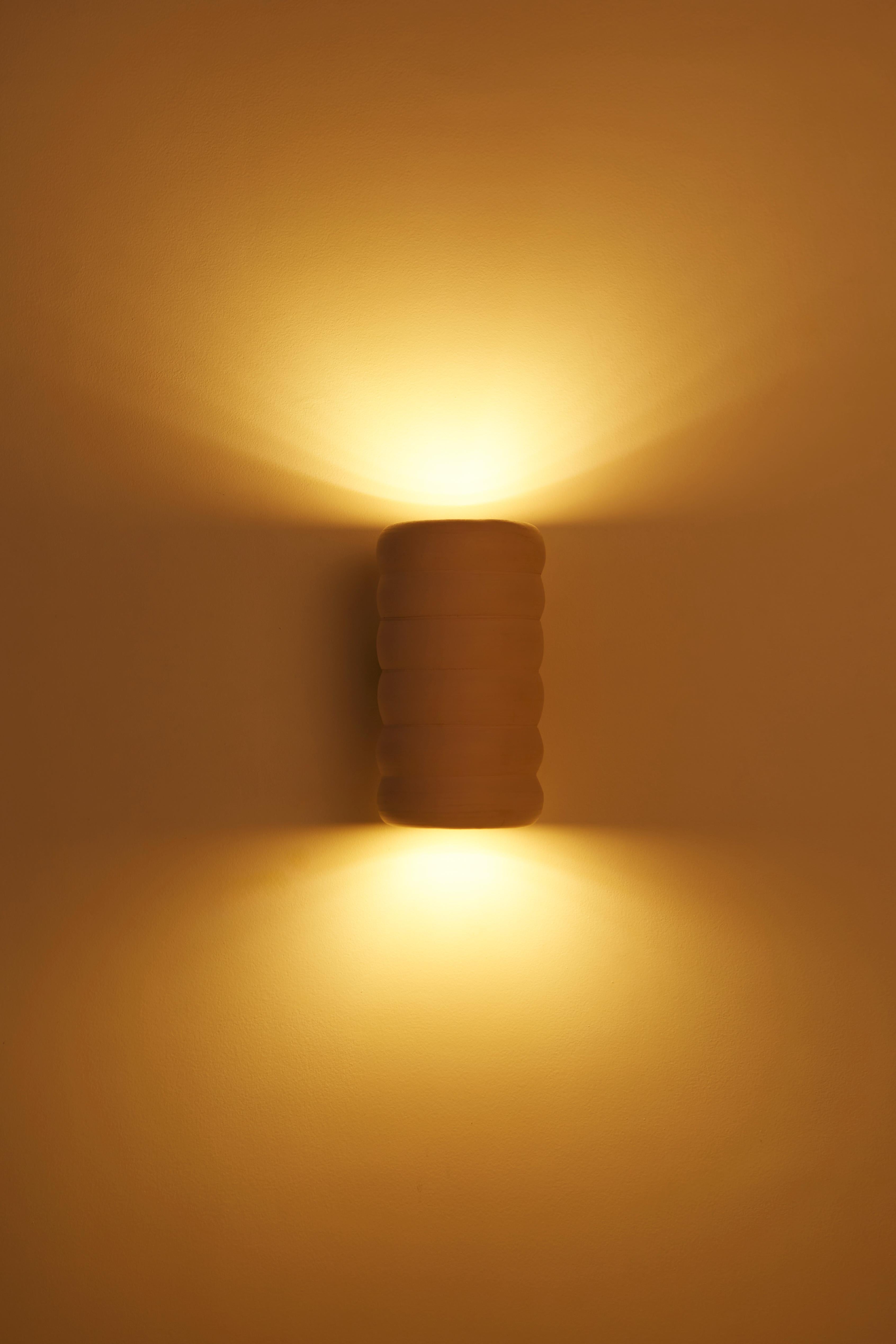 Lámpara de pared de arcilla by Hatsu Indio en venta