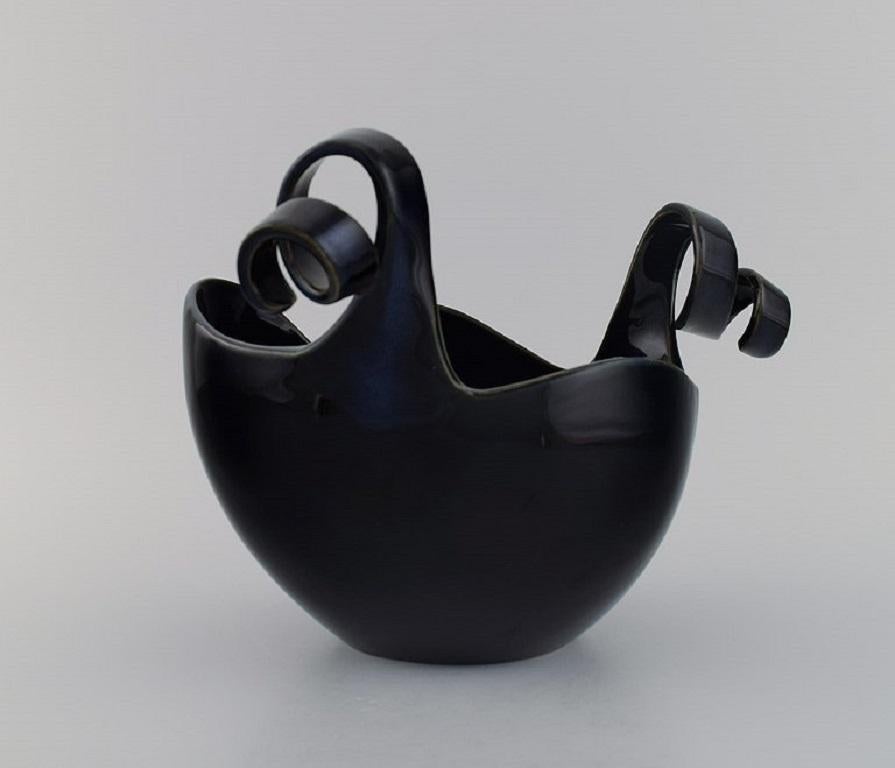 Claydies for Kähler. Primadonna bowl in black glazed ceramic modelled with curly handles. 21st Century.
Measures: 28 x 20 cm.
In excellent condition.
Stamped.