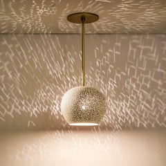 Claylight 7" Keramik-Messingstangen-Pendelleuchte – Punktmuster: Handgefertigte, skulpturale Leuchte