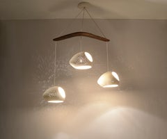 Claylight Boomerang: Double Cut, moderner Kronleuchter, Pendelleuchte mit drei Leuchten, Keramik