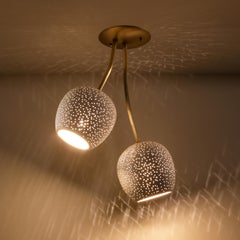 Claylight Duet: lampada da soffitto artigianale, scultorea, in ceramica e ottone