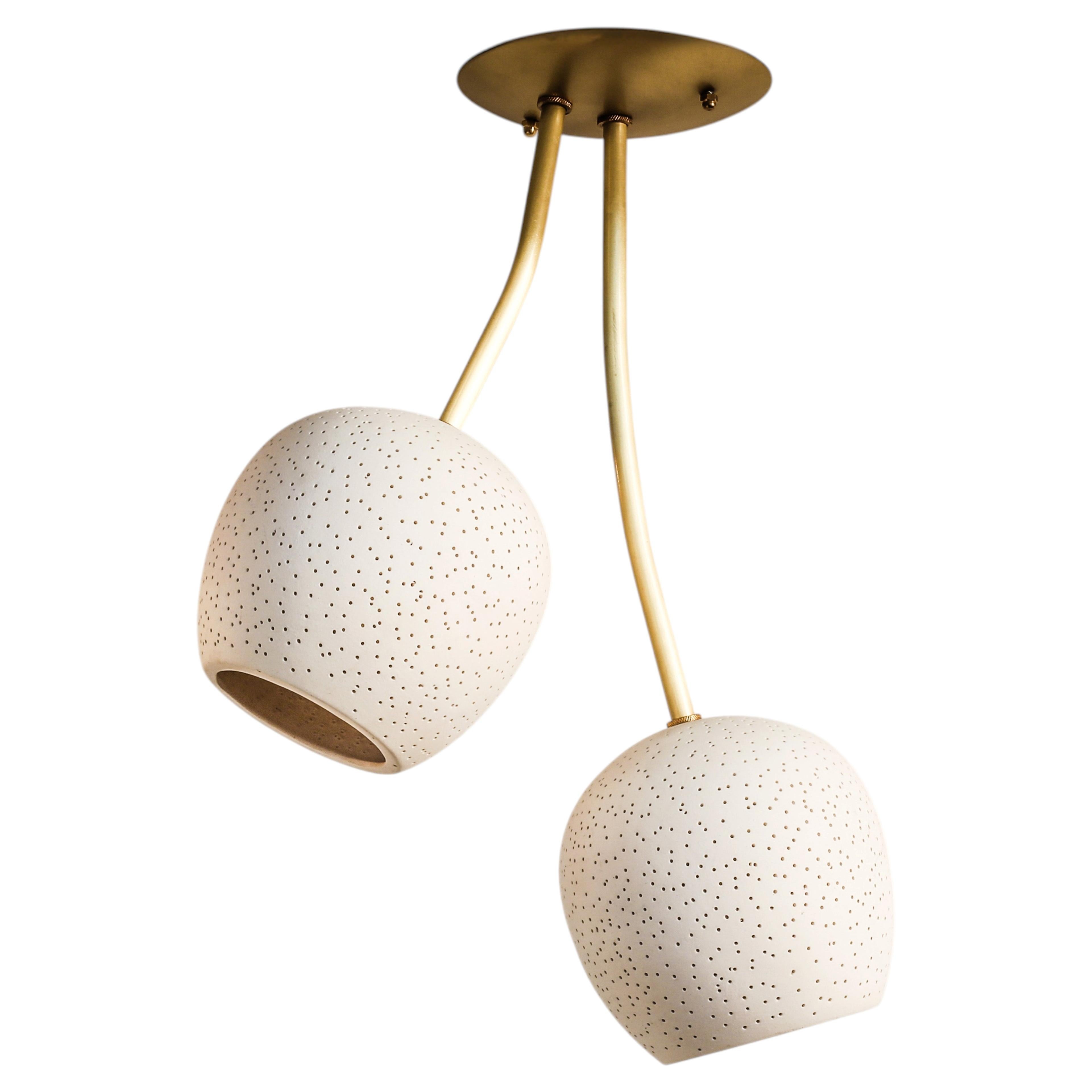 Claylight Duet: lampada da soffitto artigianale, scultorea, in ceramica e ottone in vendita