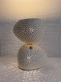 Lampada da tavolo Claylight Mini Balance: lampada artigianale in ceramica con motivi a pois in stile wabi-sabi