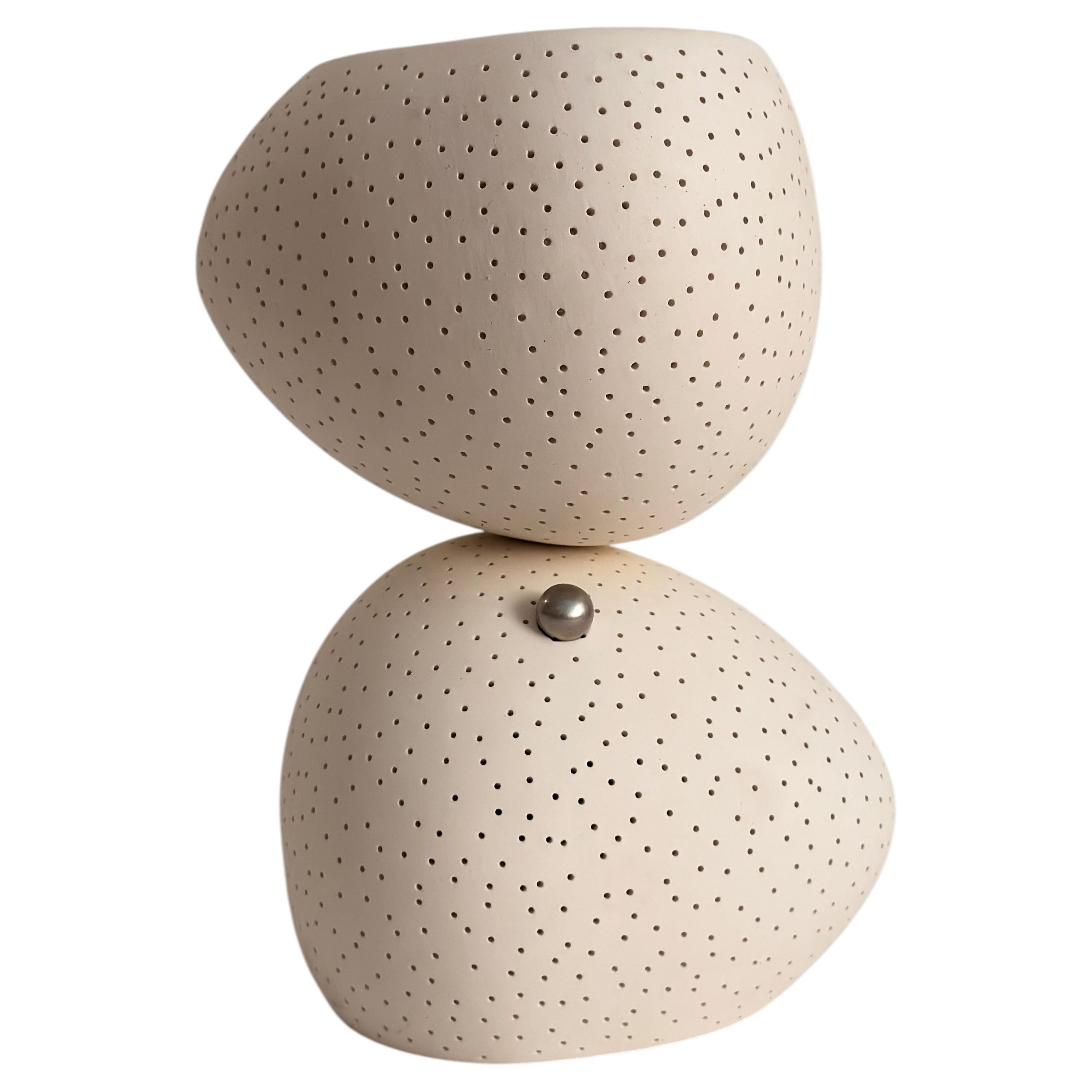 Claylight Mini Balance Tischlampe: Handgefertigte Wabi-Sabi-Keramiklampe mit Punktmuster