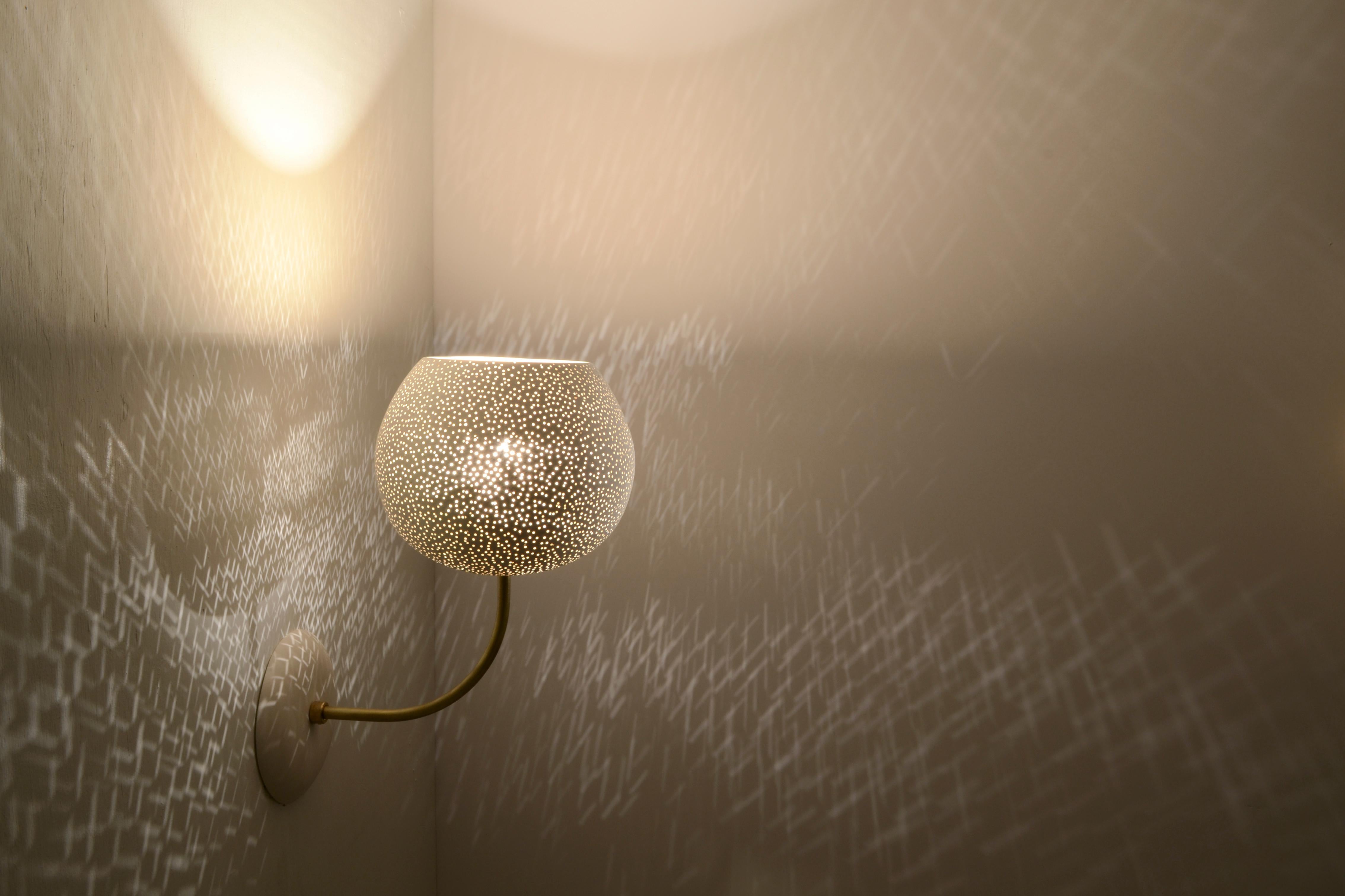 Lámpara de pie Claylight grande - Aplique de cerámica - Iluminación del estado de ánimo - Hecho a mano - Latón Moderno orgánico en venta