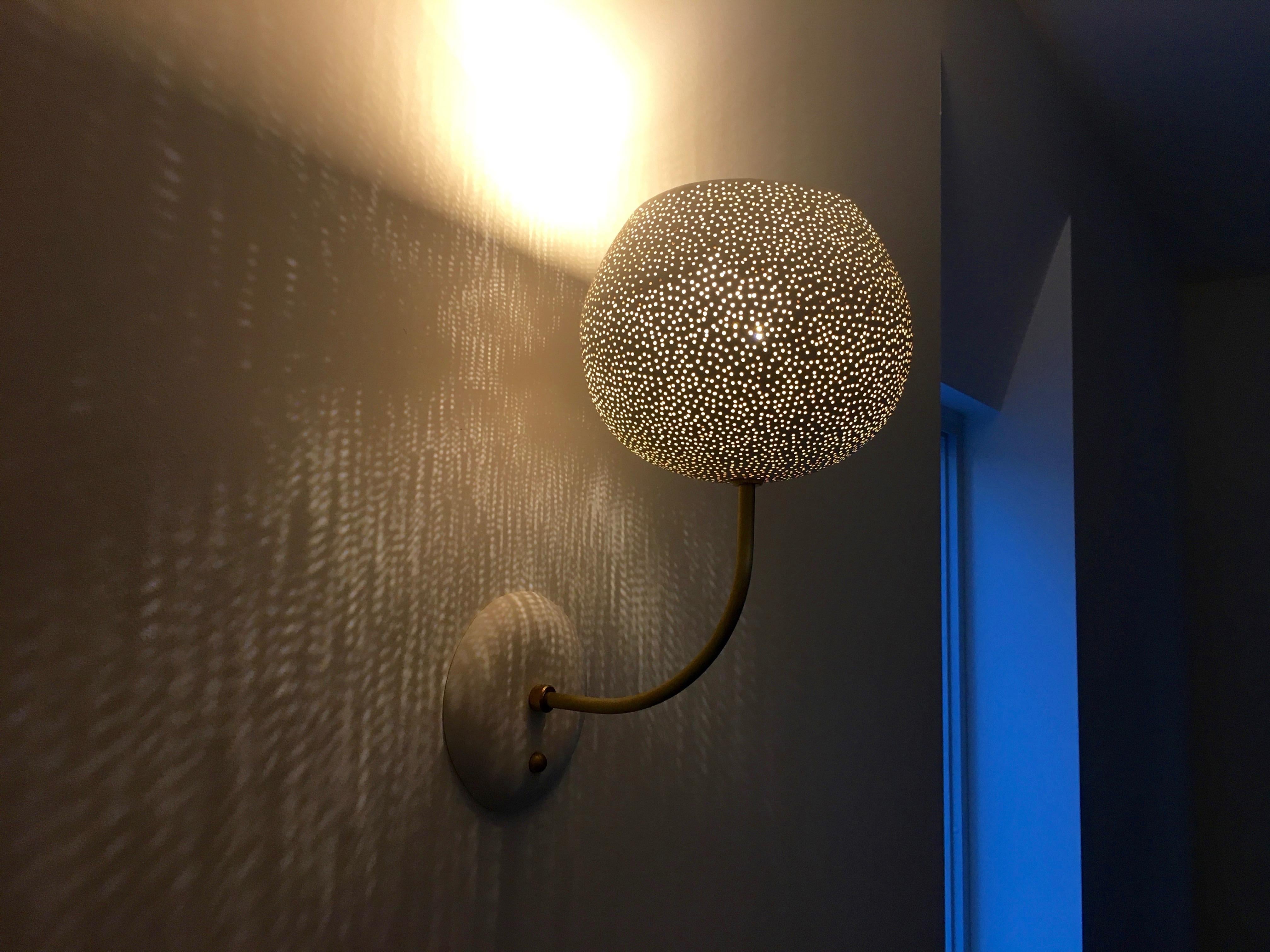 Lámpara de pie Claylight grande - Aplique de cerámica - Iluminación del estado de ánimo - Hecho a mano - Latón Cepillado en venta