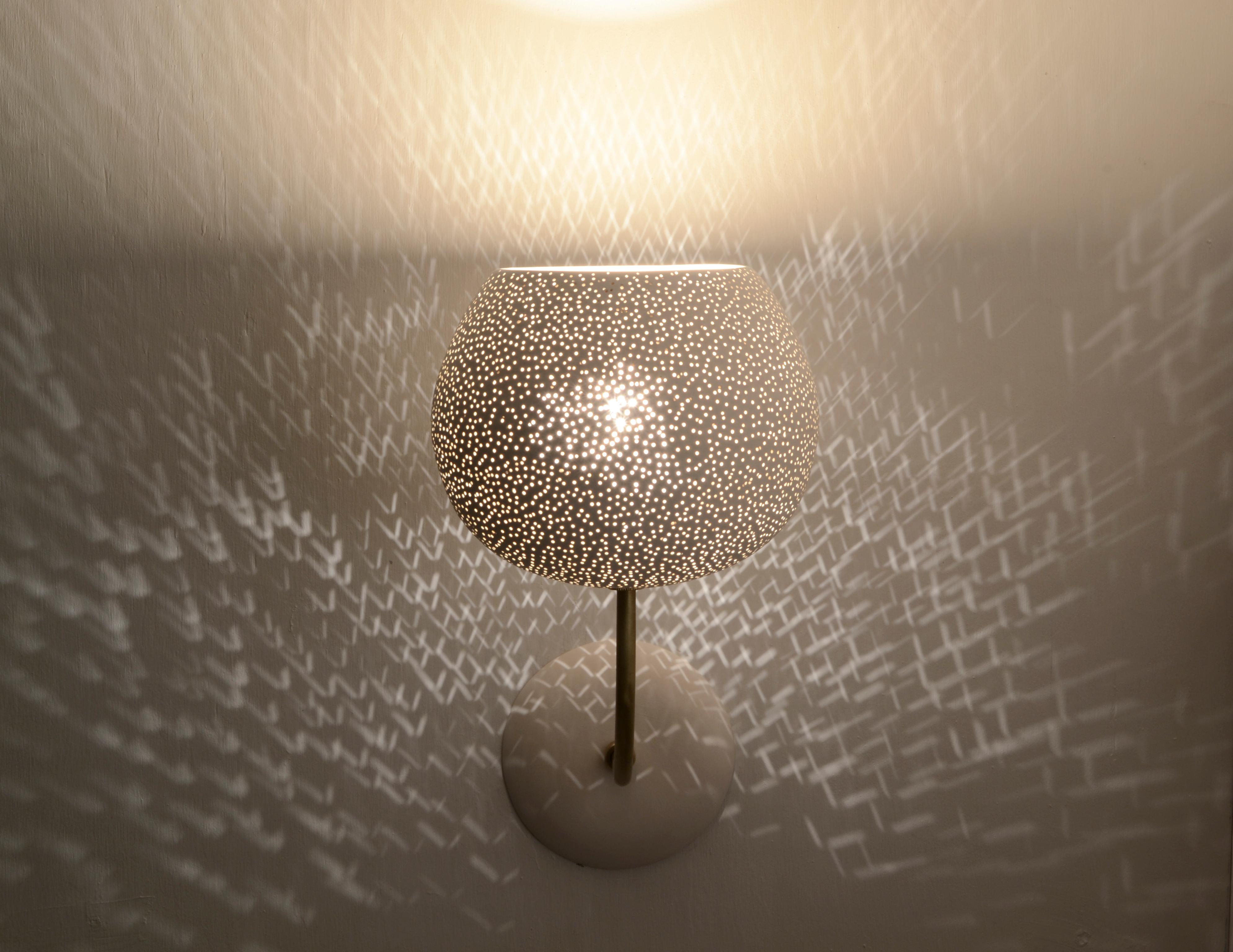 Lámpara de pie Claylight grande - Aplique de cerámica - Iluminación del estado de ánimo - Hecho a mano - Latón en Nuevo estado para la venta en Troy, NY