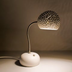 Lámpara de mesa «Claylight Porcupine» - Diseño de líneas: lámpara de escritorio de cerámica hecha a mano