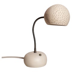 Lámpara de mesa «Claylight Porcupine» - Diseño de líneas: lámpara de escritorio de cerámica hecha a mano