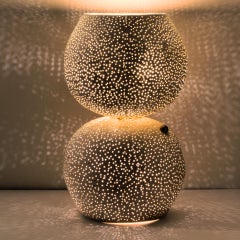 Claylight-Tischlampe: Handgefertigte Keramiklampe mit Punktmuster
