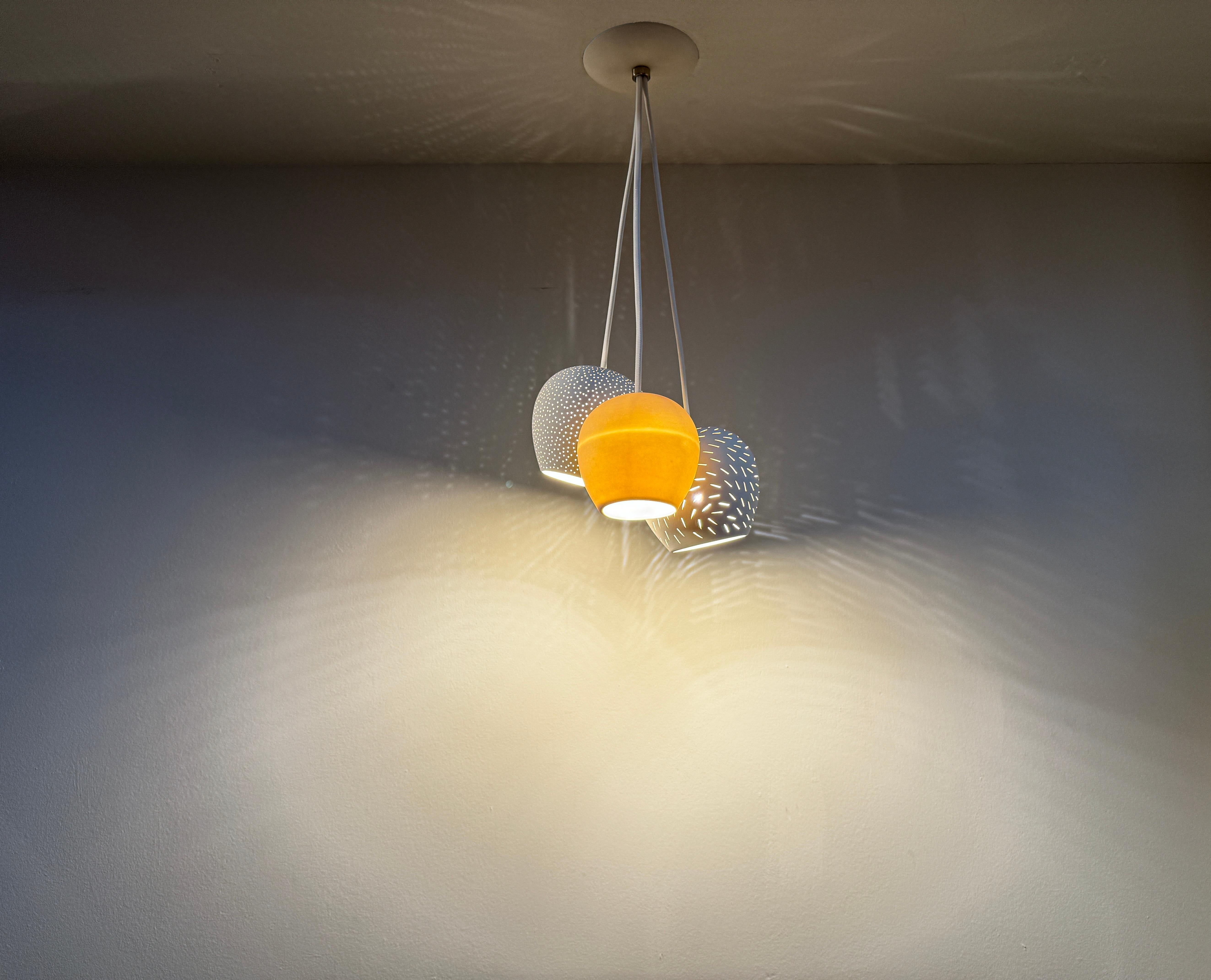 TONLICHT-TRIOLE - • Handgefertigter Kronleuchter mit drei Anhängern - • Porzellan - • Keramik im Angebot 3