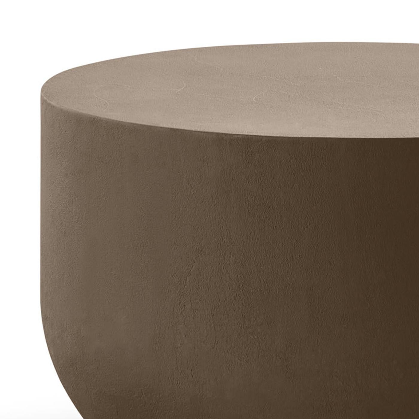 Side Table Clayton Large with all structure in polymer
covered with clay layer in brown light shadow finish.
