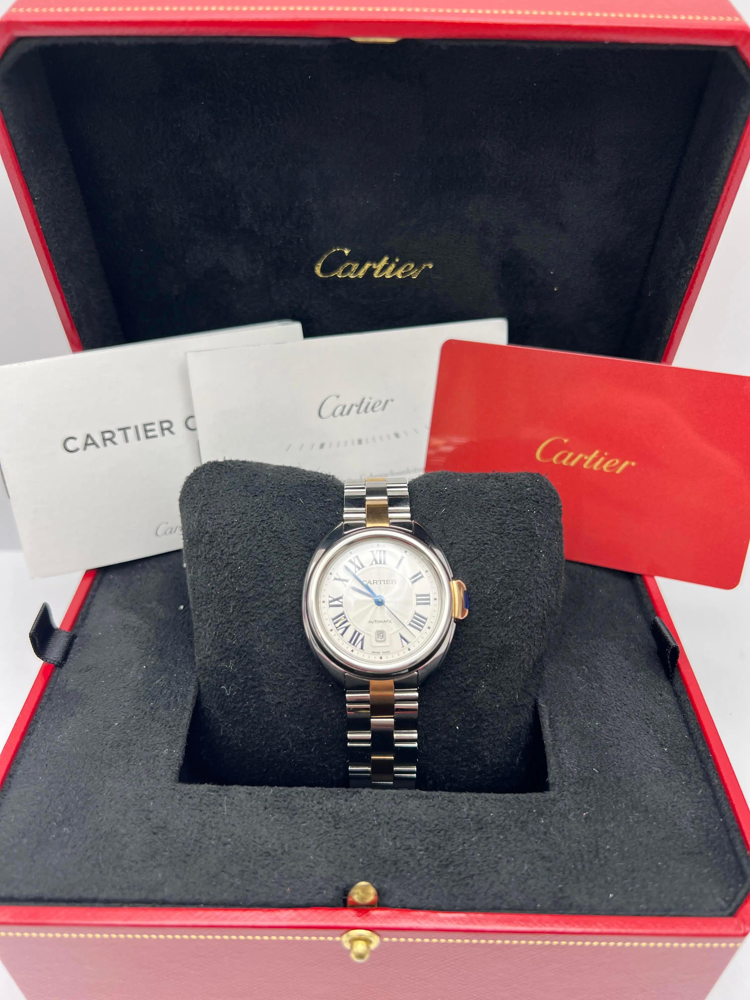 La Clé de Cartier, référence W2CL0004, est un garde-temps luxueux et élégant conçu pour les femmes qui apprécient un savoir-faire raffiné et un design intemporel. Ce modèle présente un boîtier de 31 mm en acier inoxydable et en or rose 18 carats