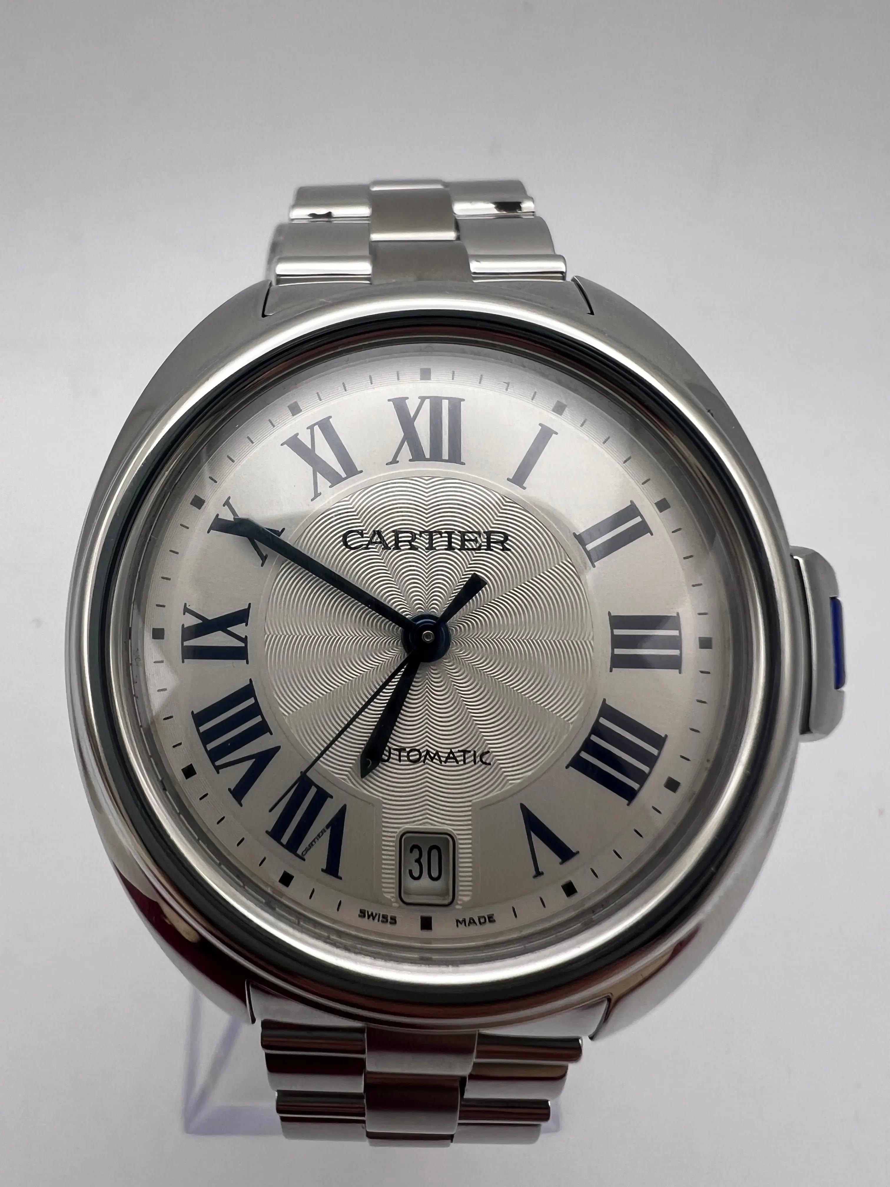 Die Cartier Clé de Cartier 35mm (Referenz WSCL0006) ist ein raffinierter Zeitmesser, der das Engagement von Cartier für die Verbindung von klassischem Design und innovativer Handwerkskunst verdeutlicht. Das 35-mm-Gehäuse aus poliertem Edelstahl wird