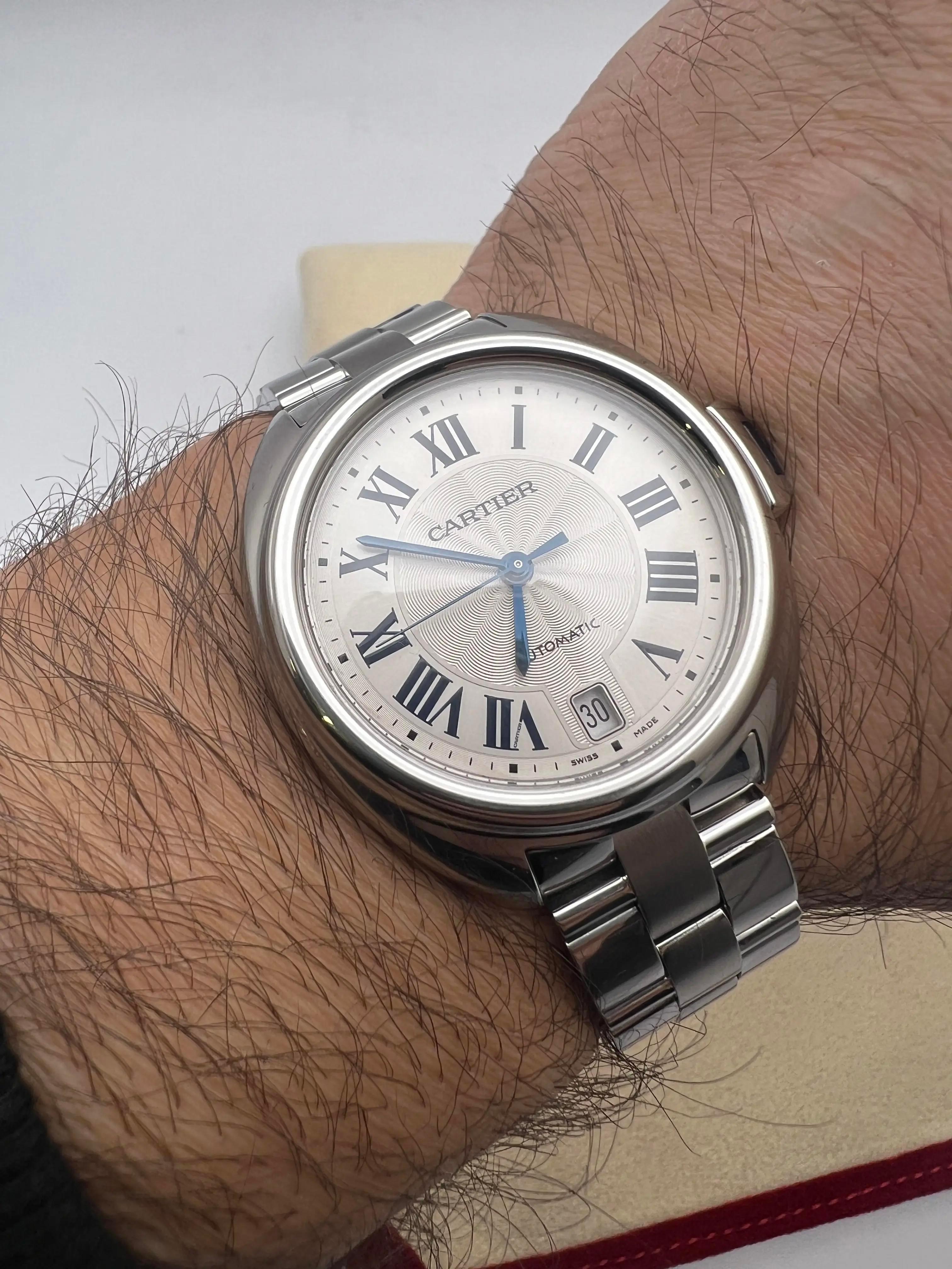 Cle De Cartier 35mm WSCL0006 Stahluhr mit blauen römischen Ziffern und silbernem Zifferblatt im Zustand „Hervorragend“ im Angebot in New York, NY