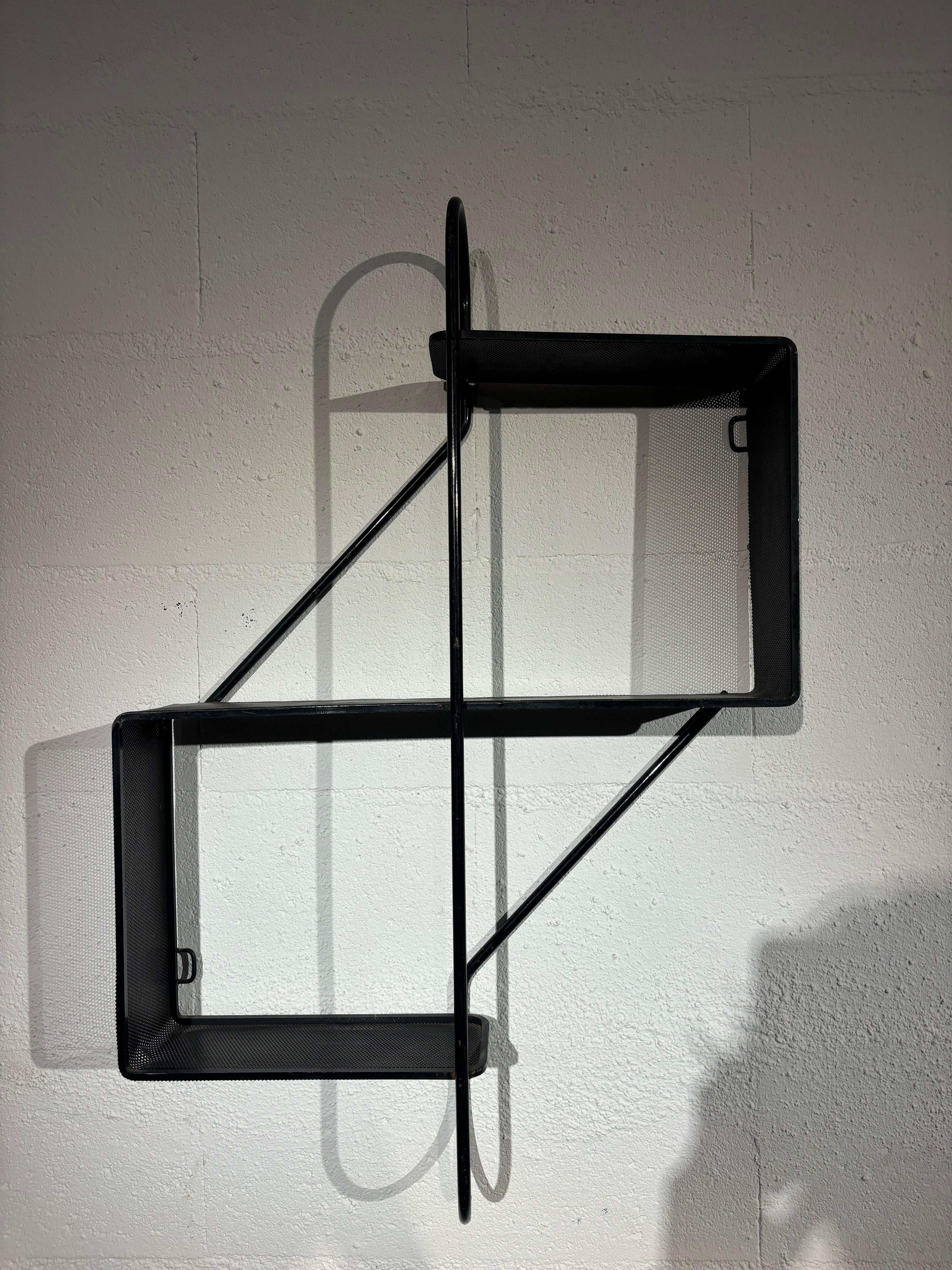 Étagère dite clé de sol par Mathieu Matégot, laqué noir d’origine. 