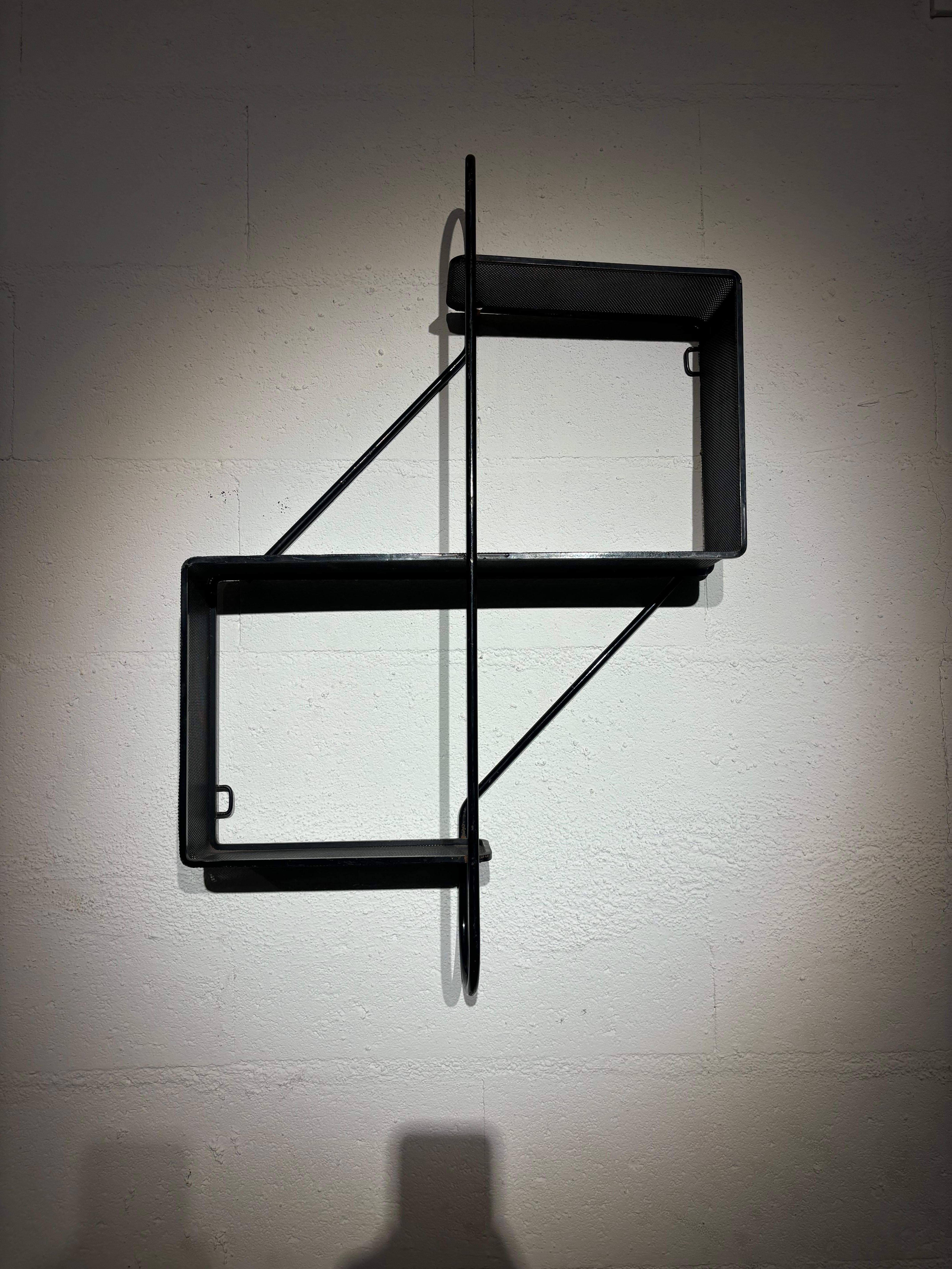 Estanterías Clé de sol de Mathieu Matégot Moderno de mediados de siglo en venta