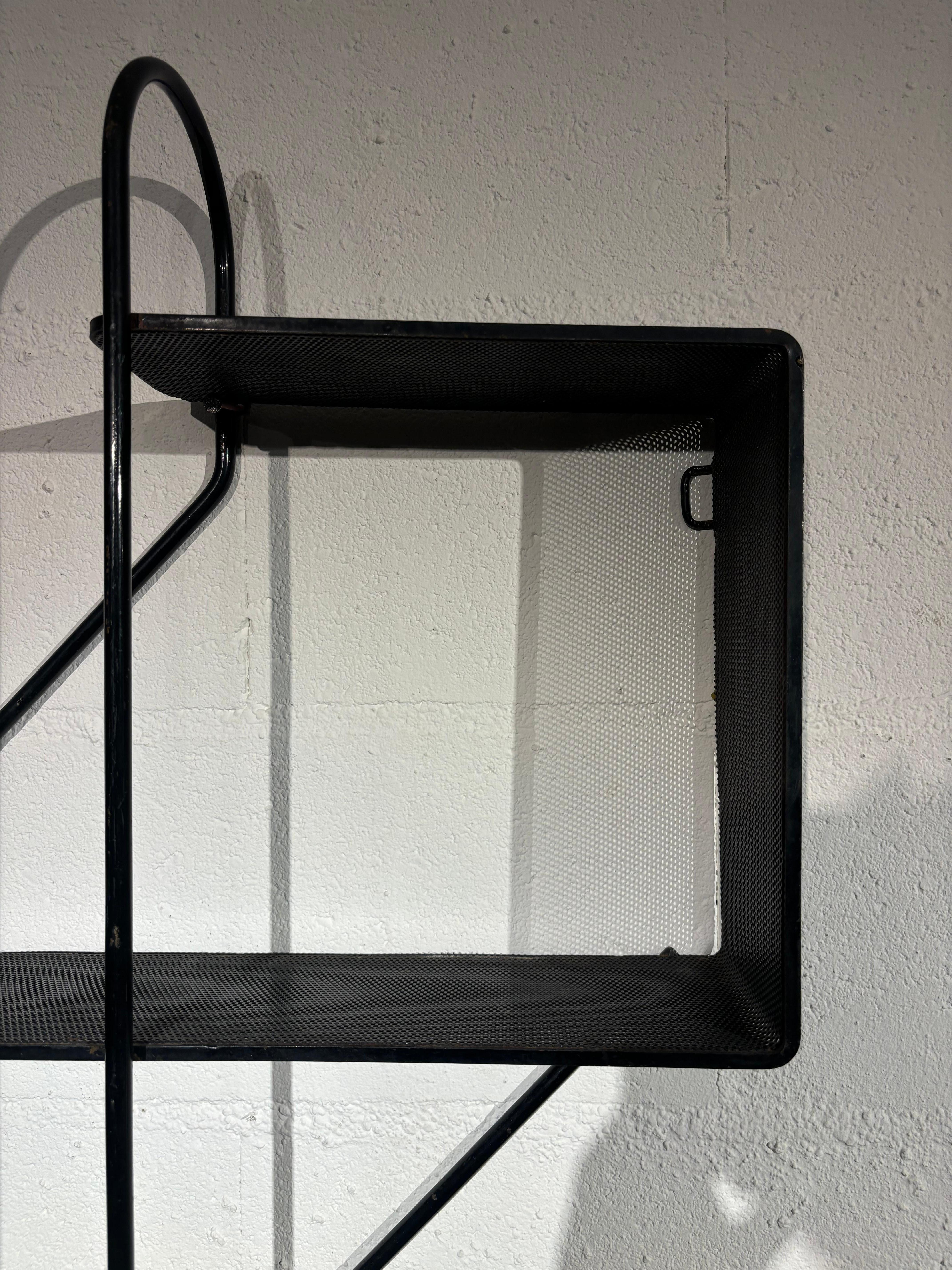 Estanterías Clé de sol de Mathieu Matégot mediados del siglo XX en venta