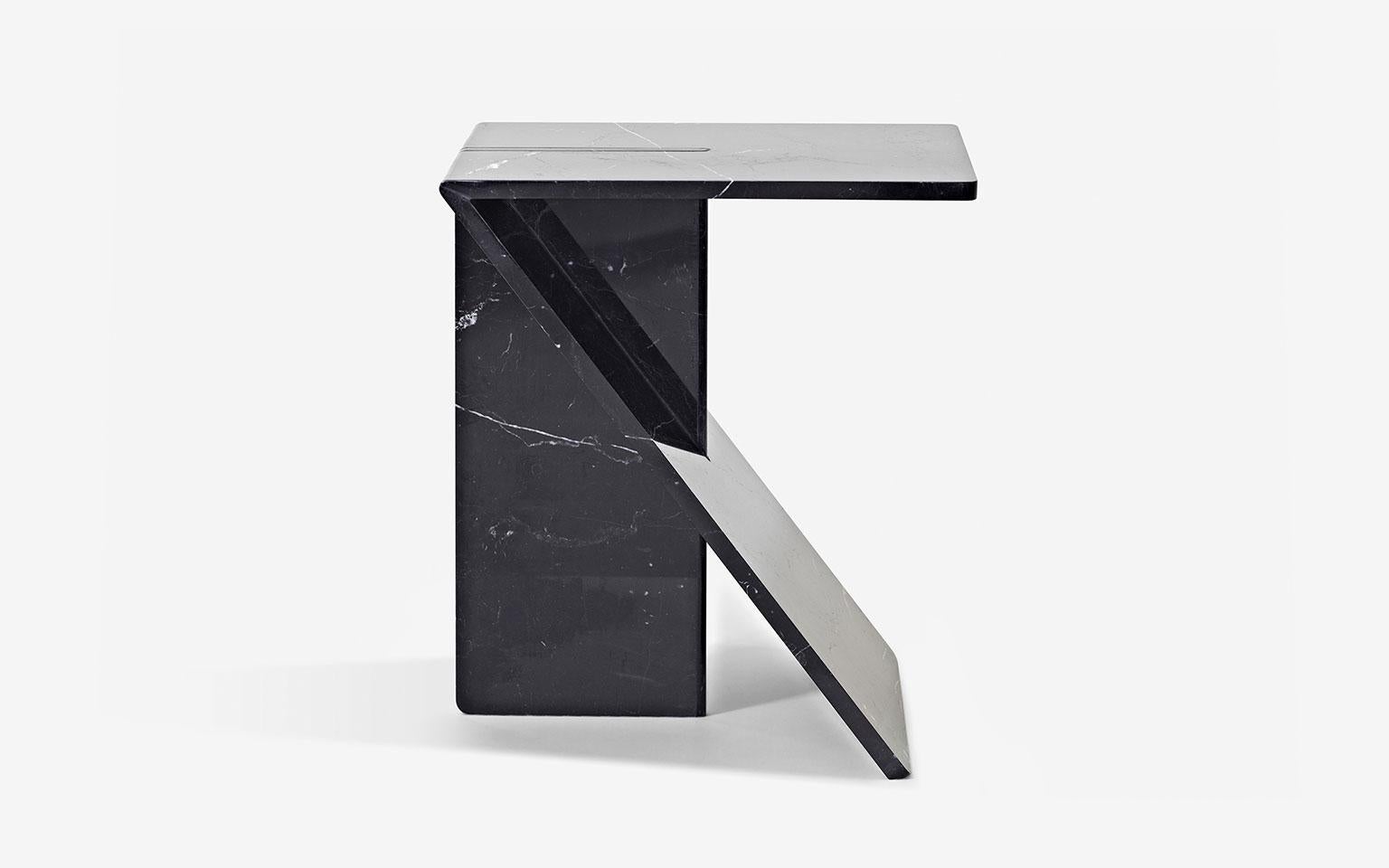 The architecture of the minimum. The perfect compromise between the mass of matter used and the economy of means used to make it. Clé is a side table available in white Carrara or black Marquina marble.

Clé is part of the Feather Light Marble