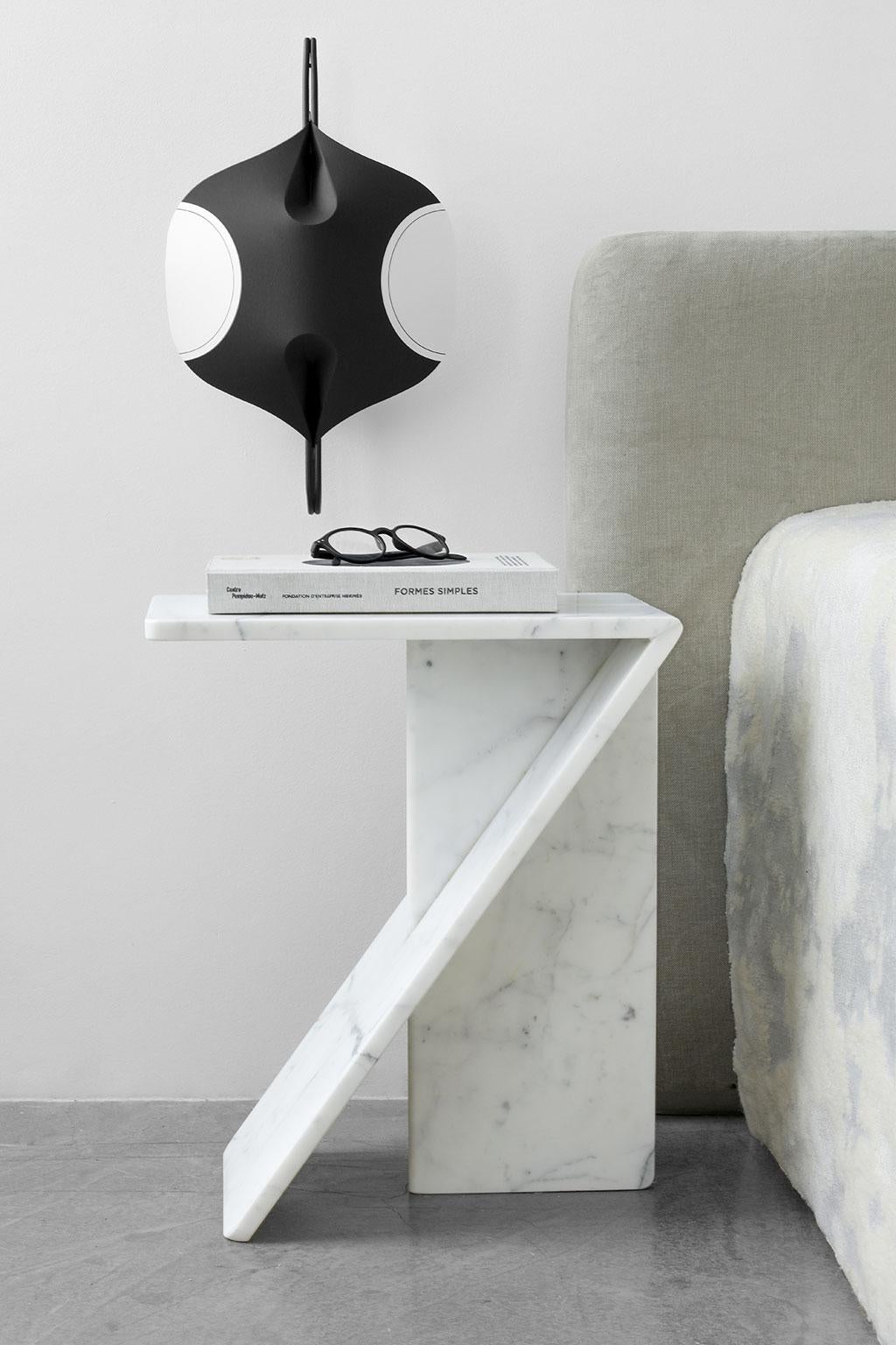 Français Clé, Table d'appoint en marbre de Carrare blanc ou Marquina noir, YMER&MALTA, France en vente
