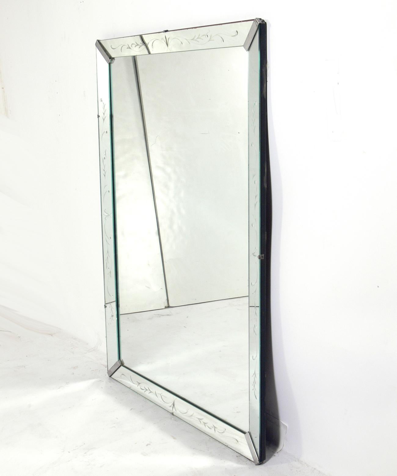 Specchio foderato di bianco con finiture in nichel, americano, anni '40 circa. Può essere montato in verticale o in orizzontale.
