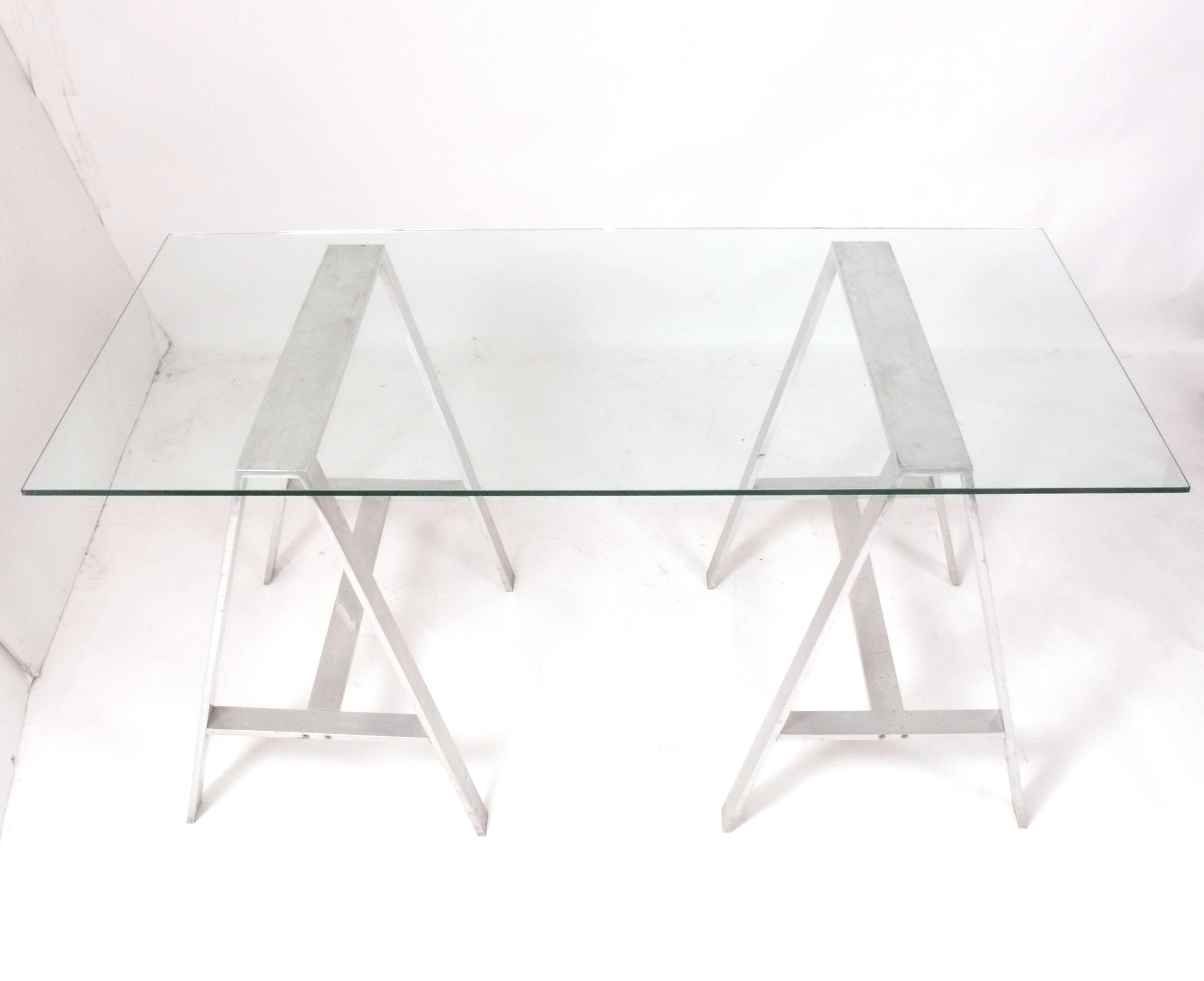 Bases de caballete cromadas, americanas, hacia la década de 2000. Serían unas bases estupendas para un escritorio, una consola, una mesa de comedor o un bar. La encimera de cristal NO está incluida, ya que está arañada y astillada, y te saldrá más