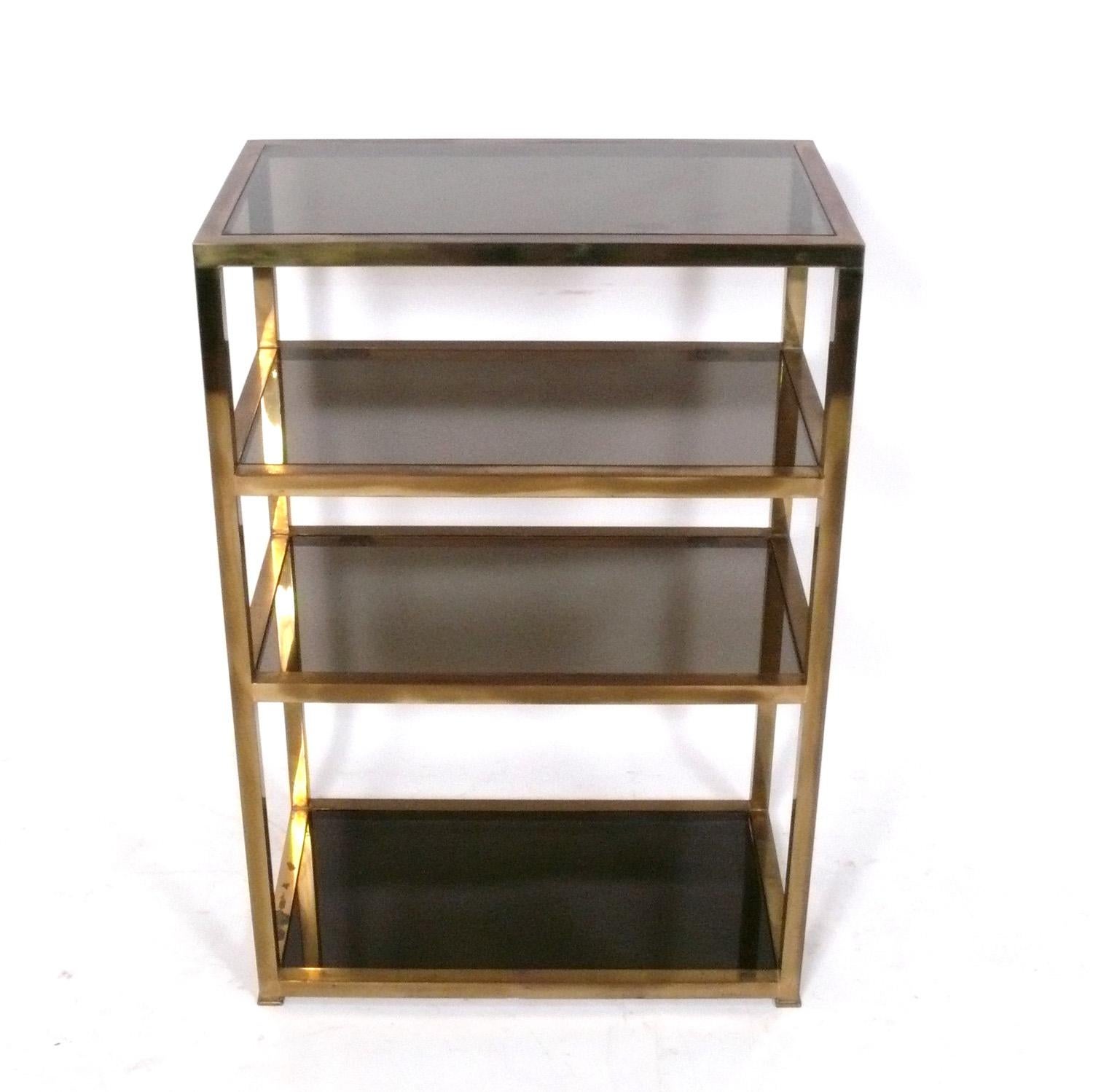 Scaffale in ottone e vetro nero, americano, circa 1960. È una dimensione versatile e può essere utilizzata come libreria, vetrina o bar. Conserva la sua calda patina originale con alcune macchie dovute all'età. Vedi le foto dei dettagli. 