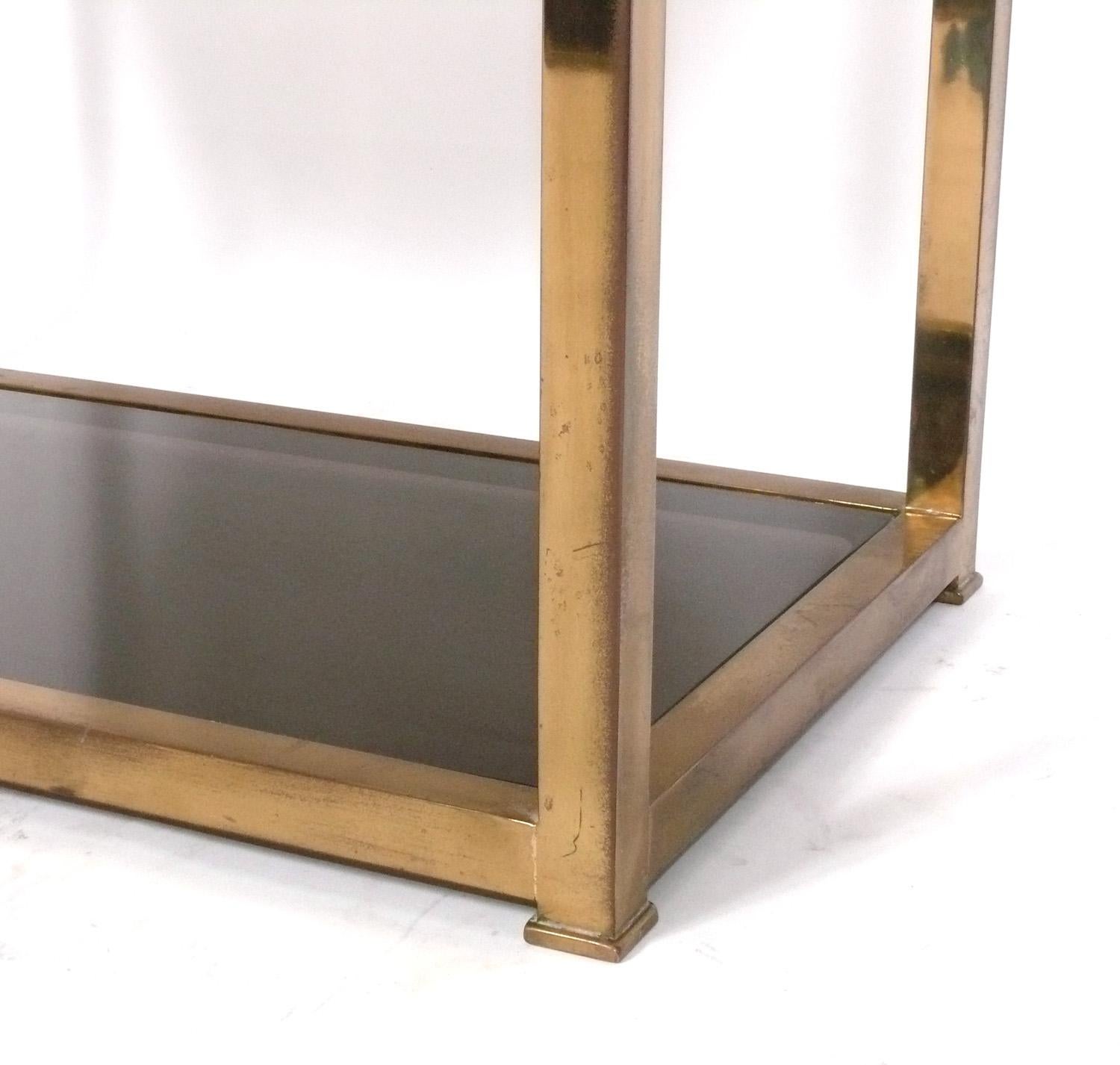 Mid-Century moderno Scaffale o bar in ottone e vetro nero rivestito in modo pulito, anni '60 circa Grande patina originale in vendita